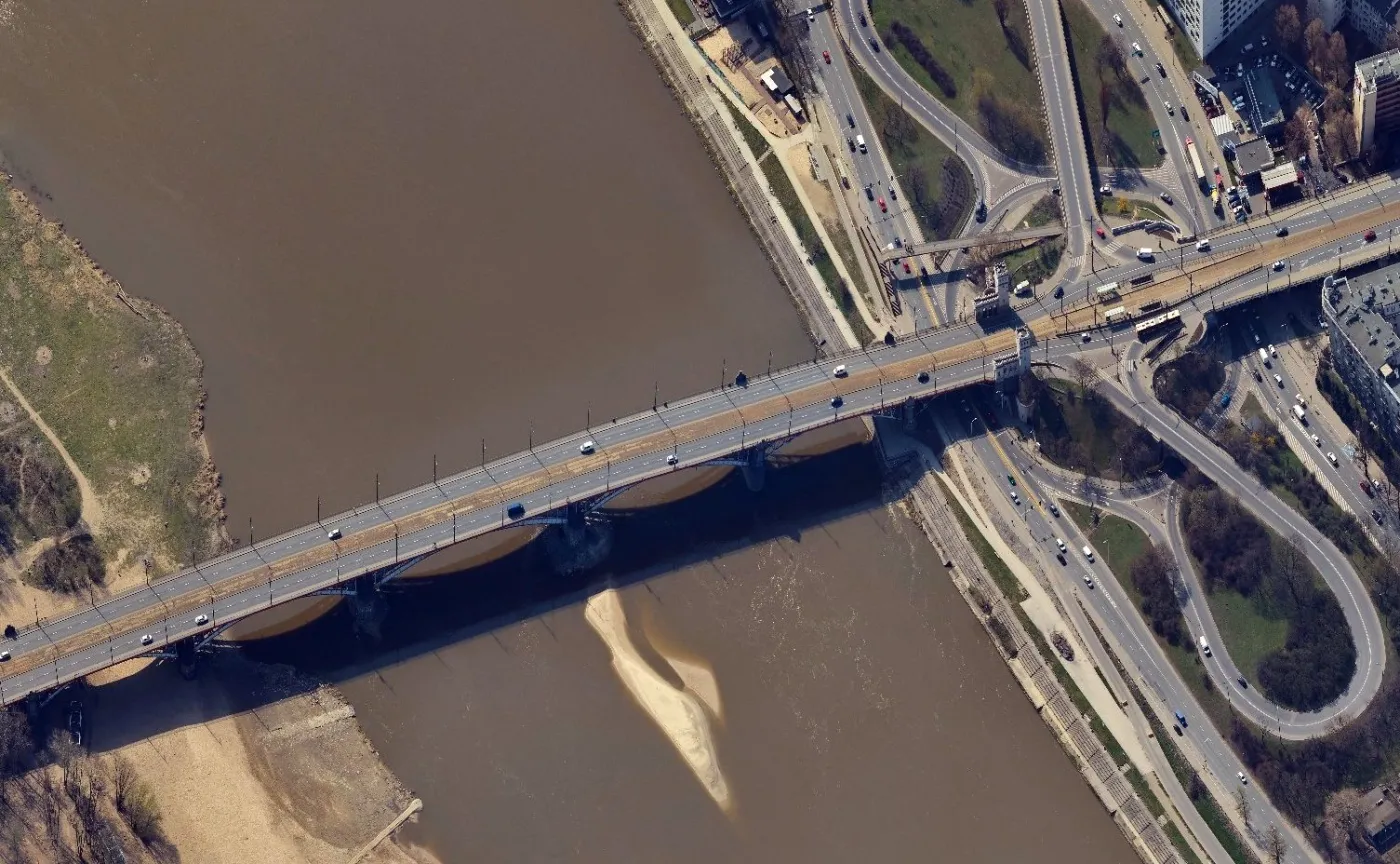 Wjazd na most Poniatowskiego zamknięty. "Odkryto pustkę pod jezdnią"