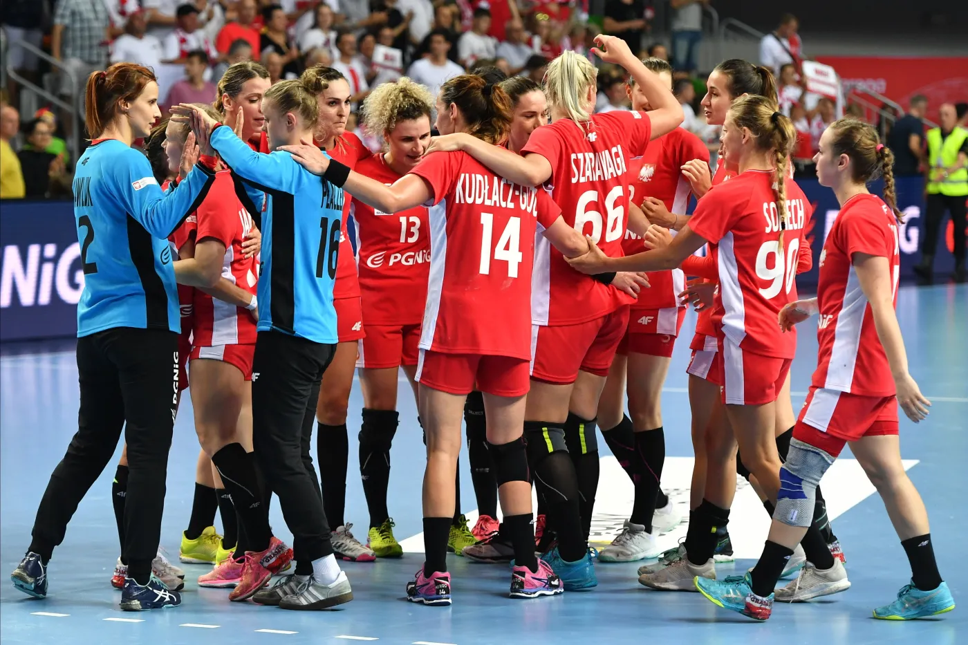 Polki cieszą się ze zwycięstwa po meczu eliminacyjnym mistrzostw świata piłkarek ręcznych z Serbią