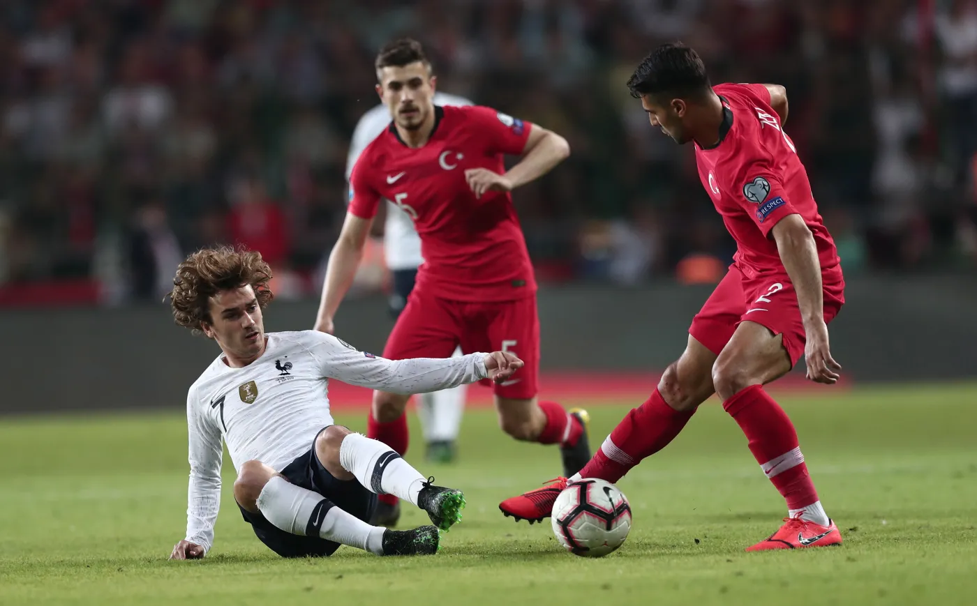 Zeki Celik i Antoine Griezmann