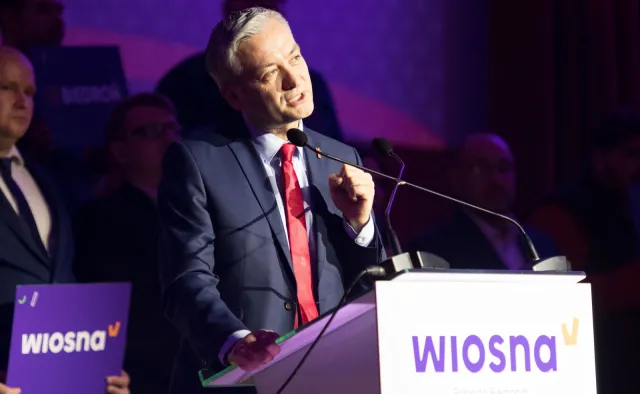 Pyta, czy jest na sali narodowiec. Ludzie w śmiech. Biedroń: Nie śmiejcie się, tak się buduje wspólnotę