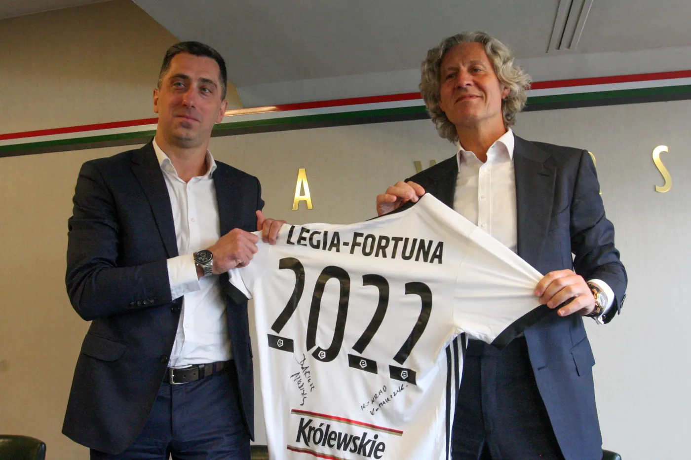 Prezes Legii Dariusz Mioduski (P) i prezes Fortuna Zakłady Bukmacherskie Konrad Komarczuk (L) podczas spotkania prasowego w Warszawie