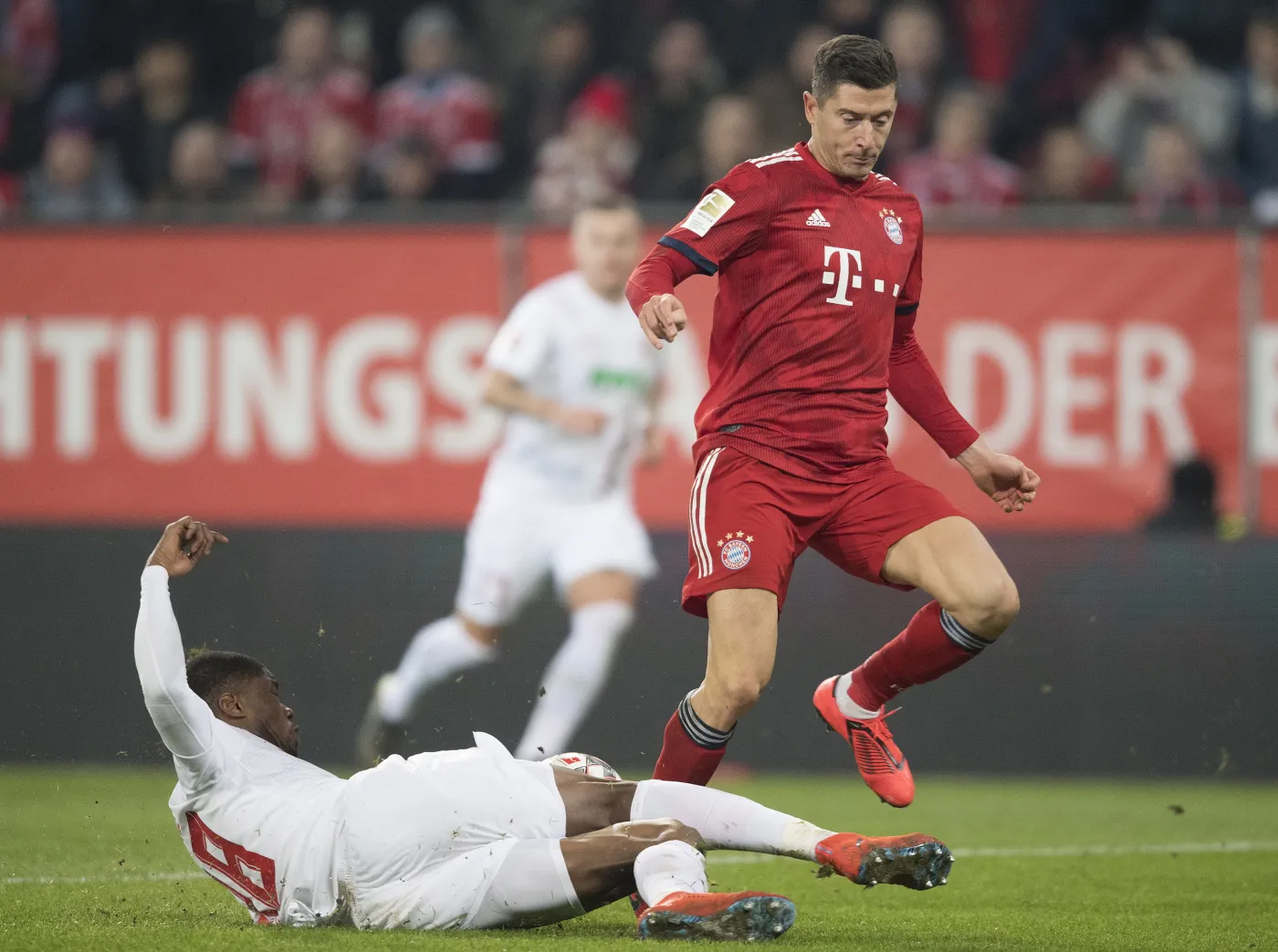 Kevin Danso (L) in action against Bayern's Robert Lewandowski