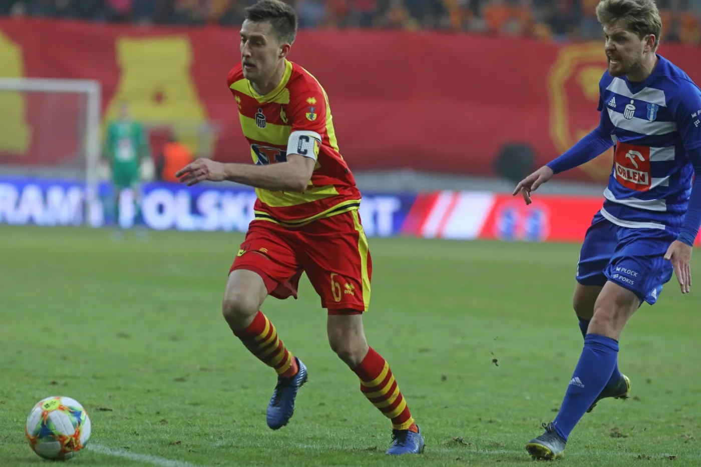 Zawodnik Jagiellonii Białystok Taras Romanczuk (L) i Dominik Furman (P) z Wisły Płock