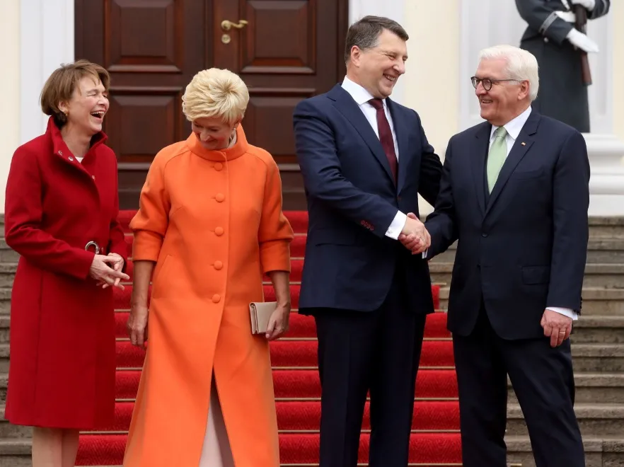 Pierwsze damy Niemiec i Łotwy poczuły modową wiosnę i... pękały ze śmiechu. FOTO