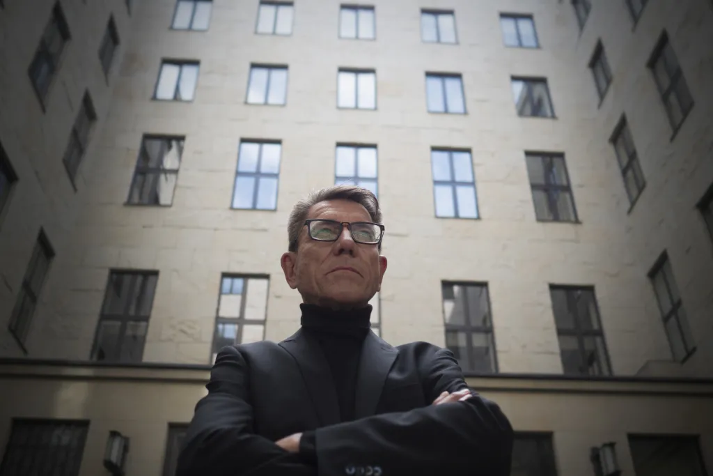 Zbrojewicz o roli w "Odwróconych 2": Skucha to zimny profesjonalista. Jego zadaniem jest obronić świat przed Blachą