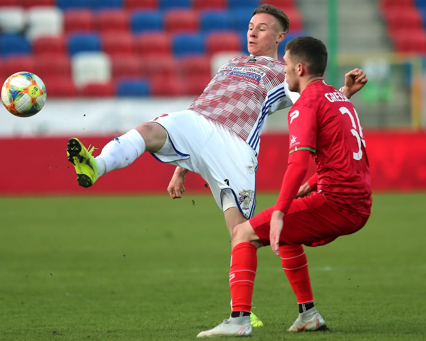 Zawodnik Górnika Zabrze Szymon Żurkowski (L) i Lukas Gressak (P) z Zagłębia Sosnowiec