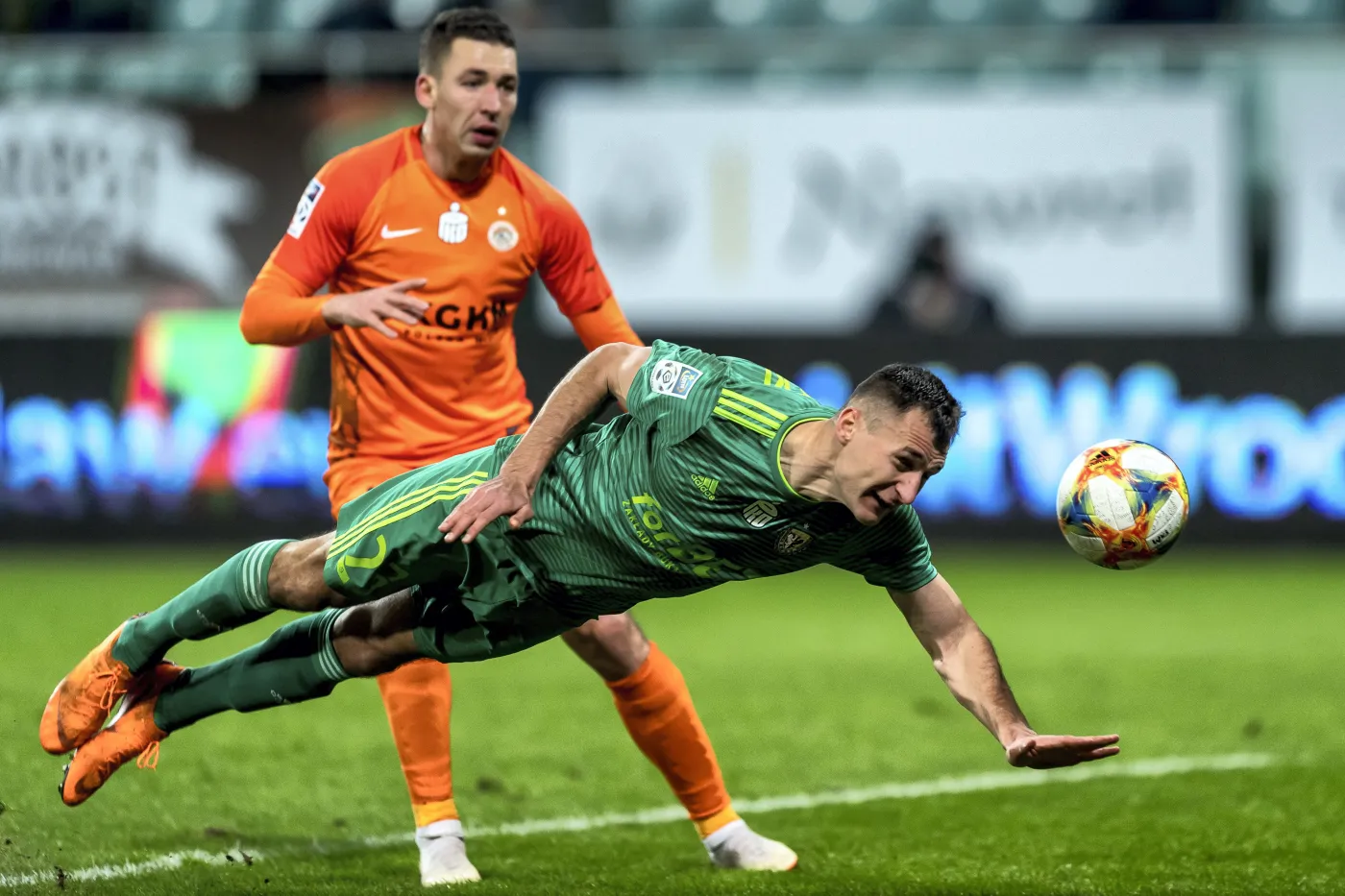 Piłkarz Śląska Wrocław Mateusz Radecki (P) i Jakub Tosik (L) z KGHM Zagłębie Lubin