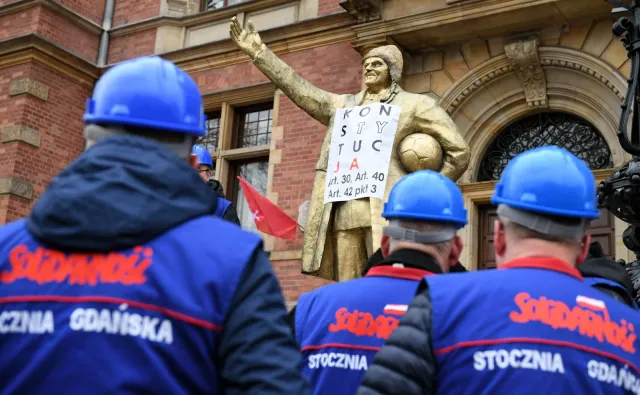 Złoty Tusk i "Konstytucja" w prezencie dla Dulkiewicz. Tak stoczniowcy bronią ks. Jankowskiego [FOTO]