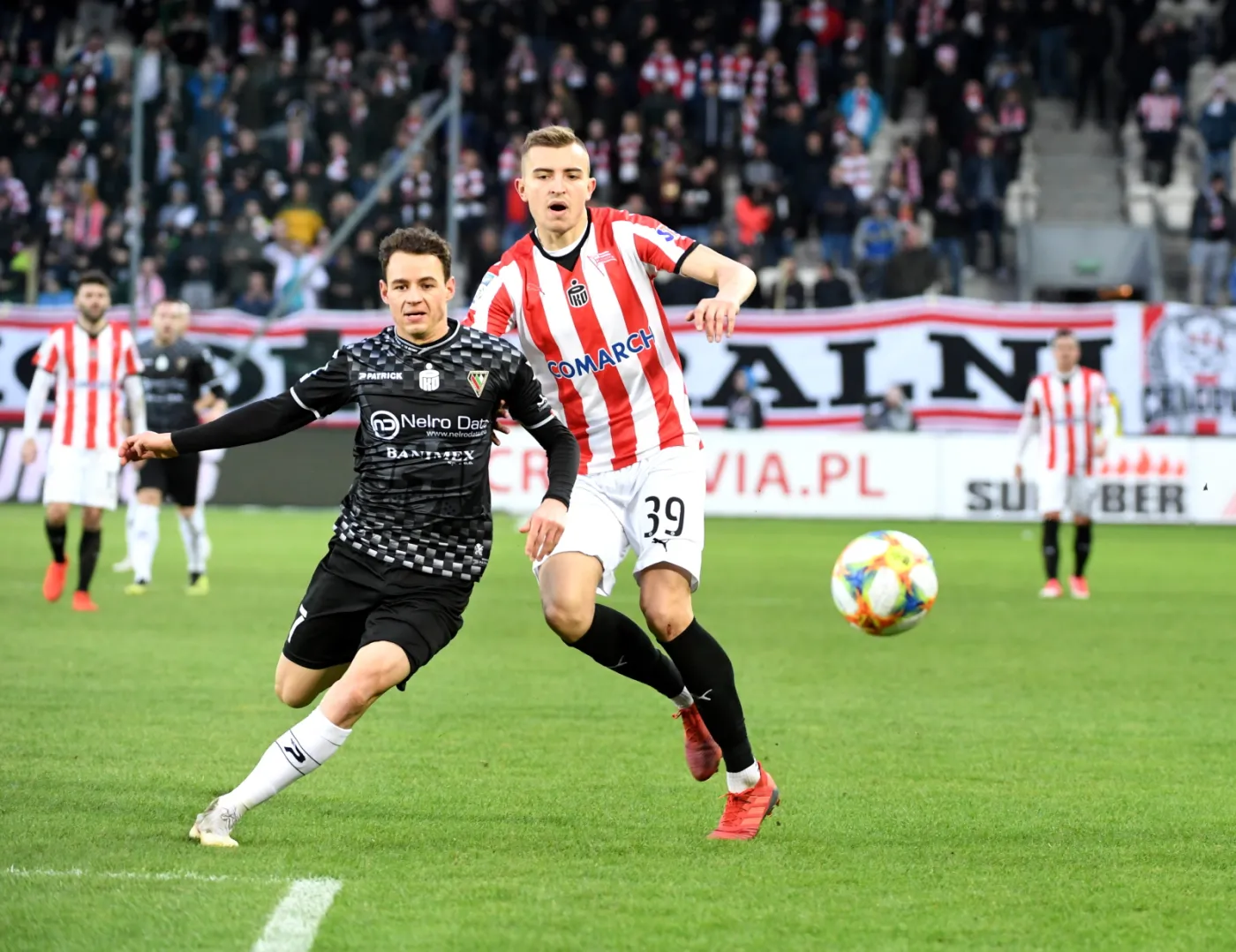 Piłkarz Cracovii Michał Helik (P) i Tomasz Nawotka (L) z Zagłębia Sosnowiec
