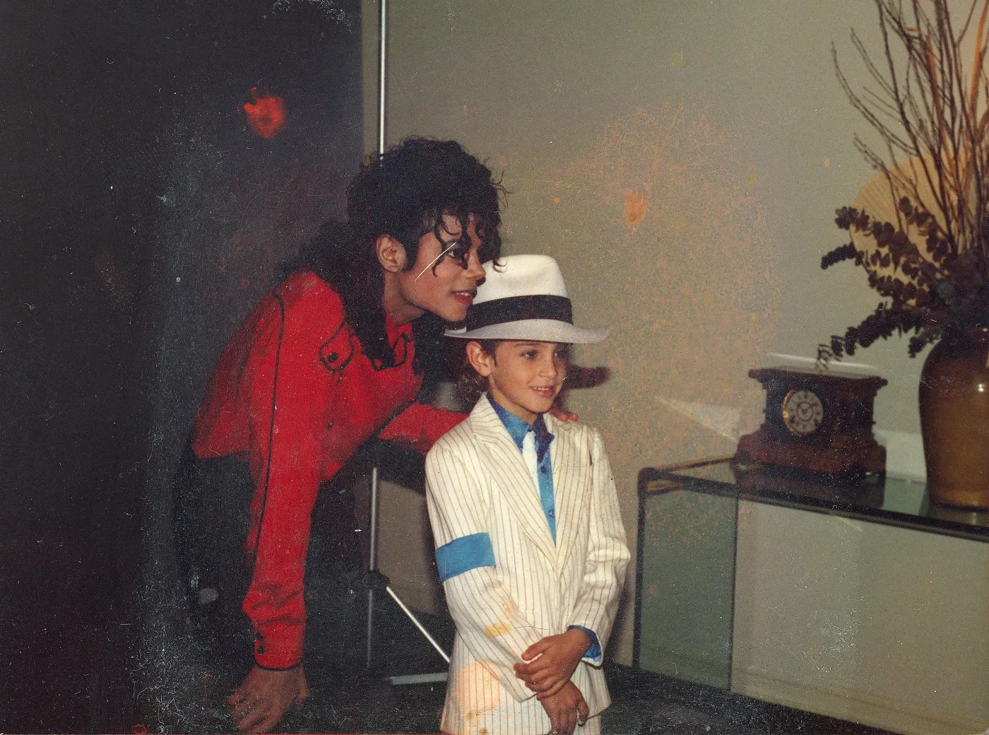 Michael Jackson i Wade Robson. Kadr z filmu "Laeving Neverland" 