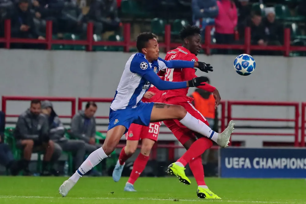 Eder Militao (biało-niebieskim stroju)