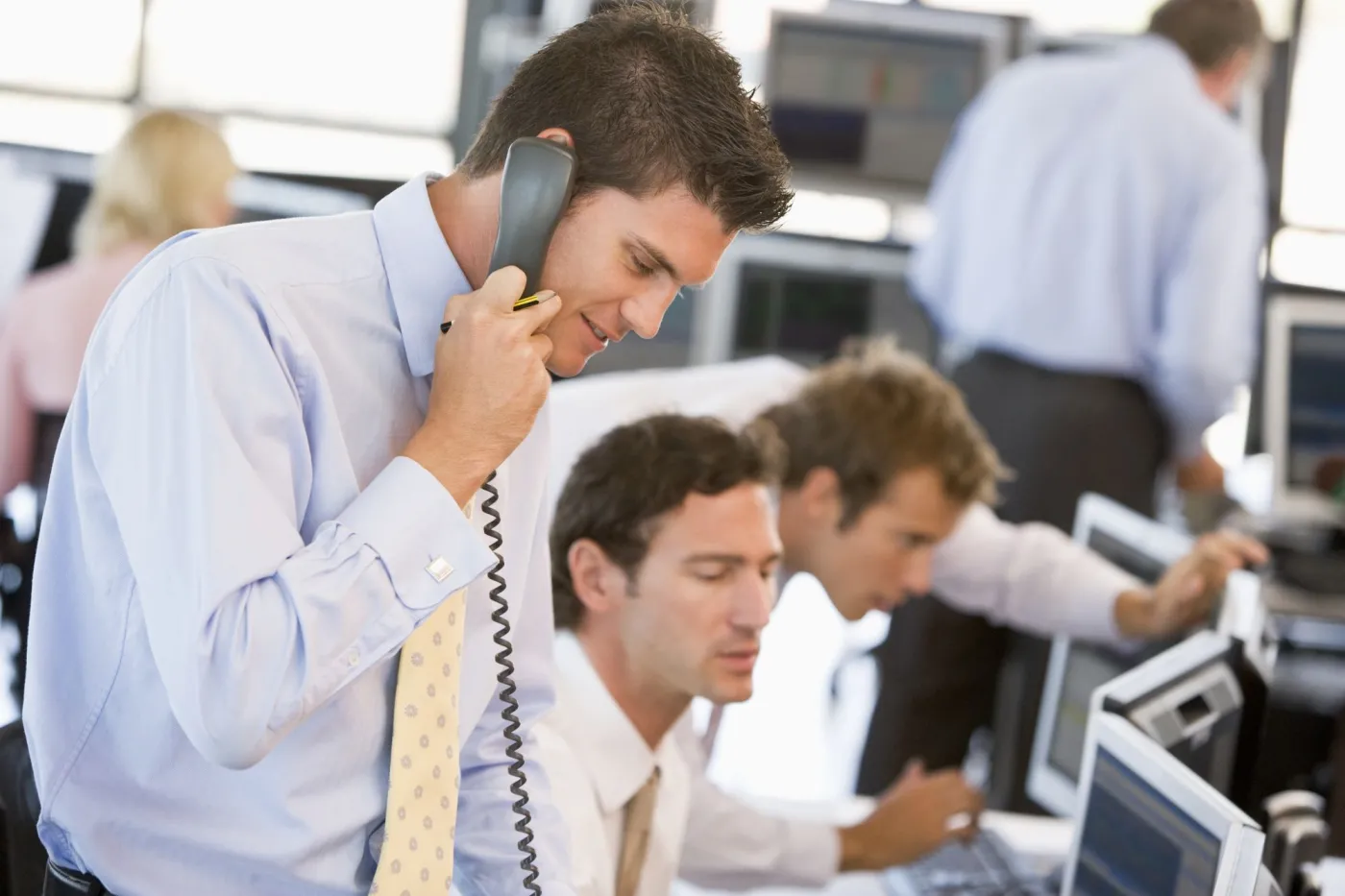 Złoty się umacnia, a indeksy na giełdach rosną