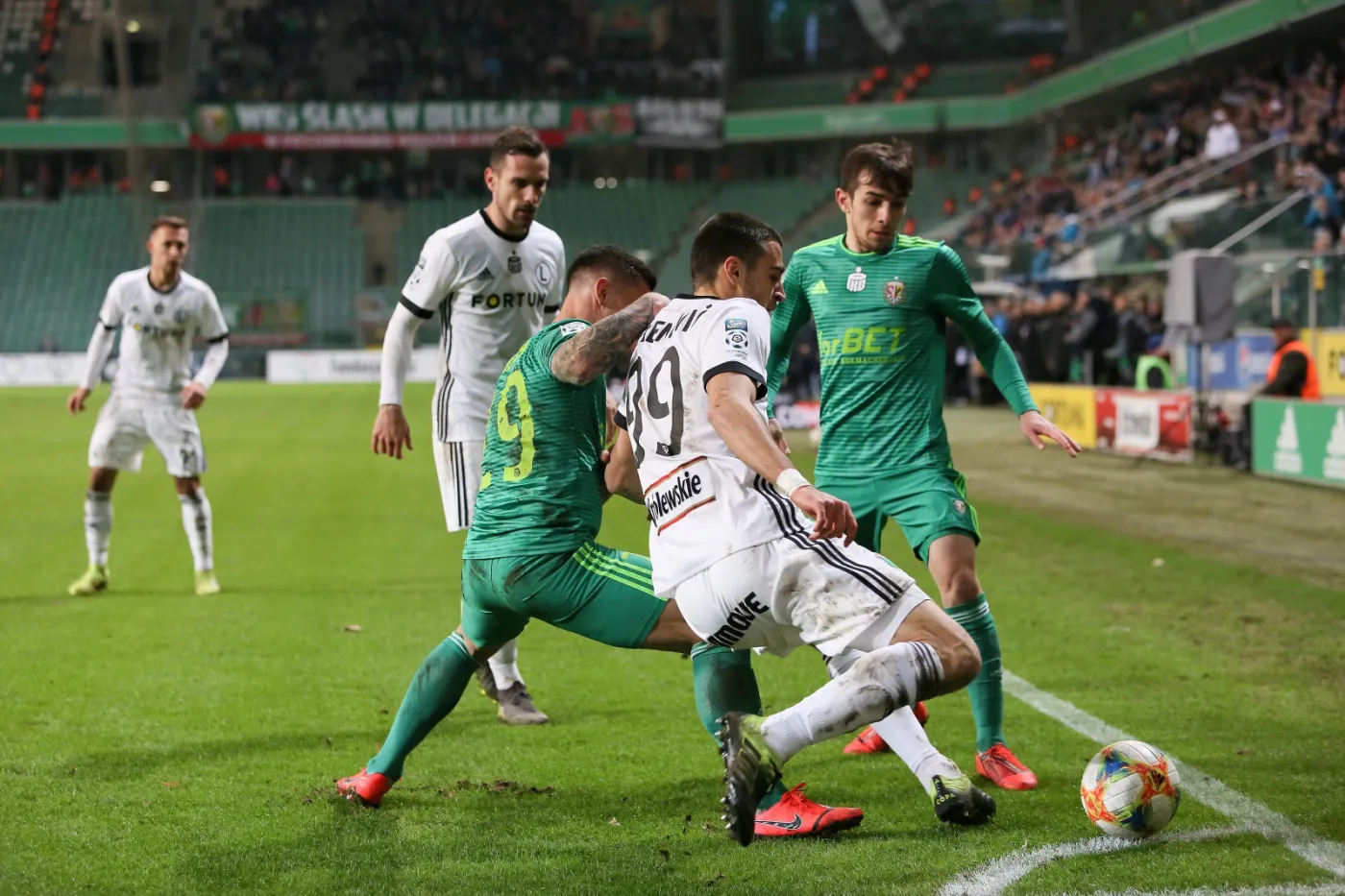 Zawodnik Legii Warszawa Sandro Kulenovic (C) i Arkadiusz Piech (L) ze Śląska Wrocław