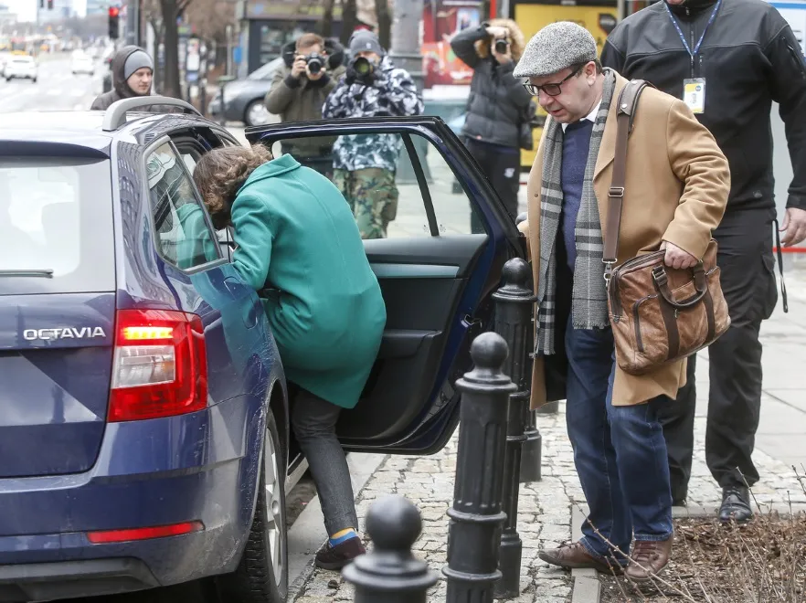 Mizdrzenie się przed fotografami to nie jej bajka. Bronia Zamachowska i jej ucieczka przed obiektywami aparatów. FOTO