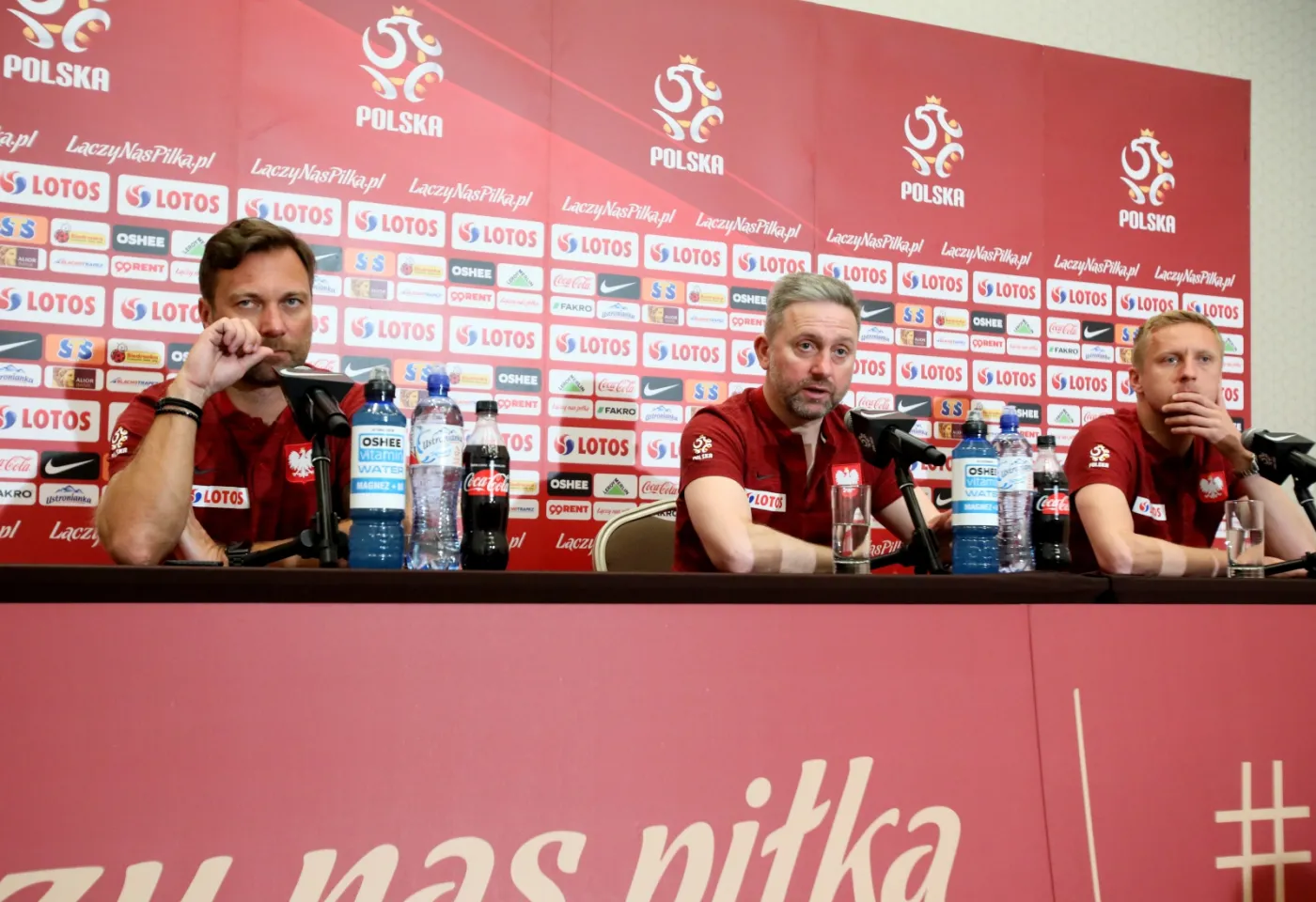 Od lewej: rzecznik prasowy PZPN Jakub Kwiatkowski, trener reprezentacji Polski Jerzy Brzęczek i piłkarz Kamil Glik, podczas konferencji prasowej w Warszawie