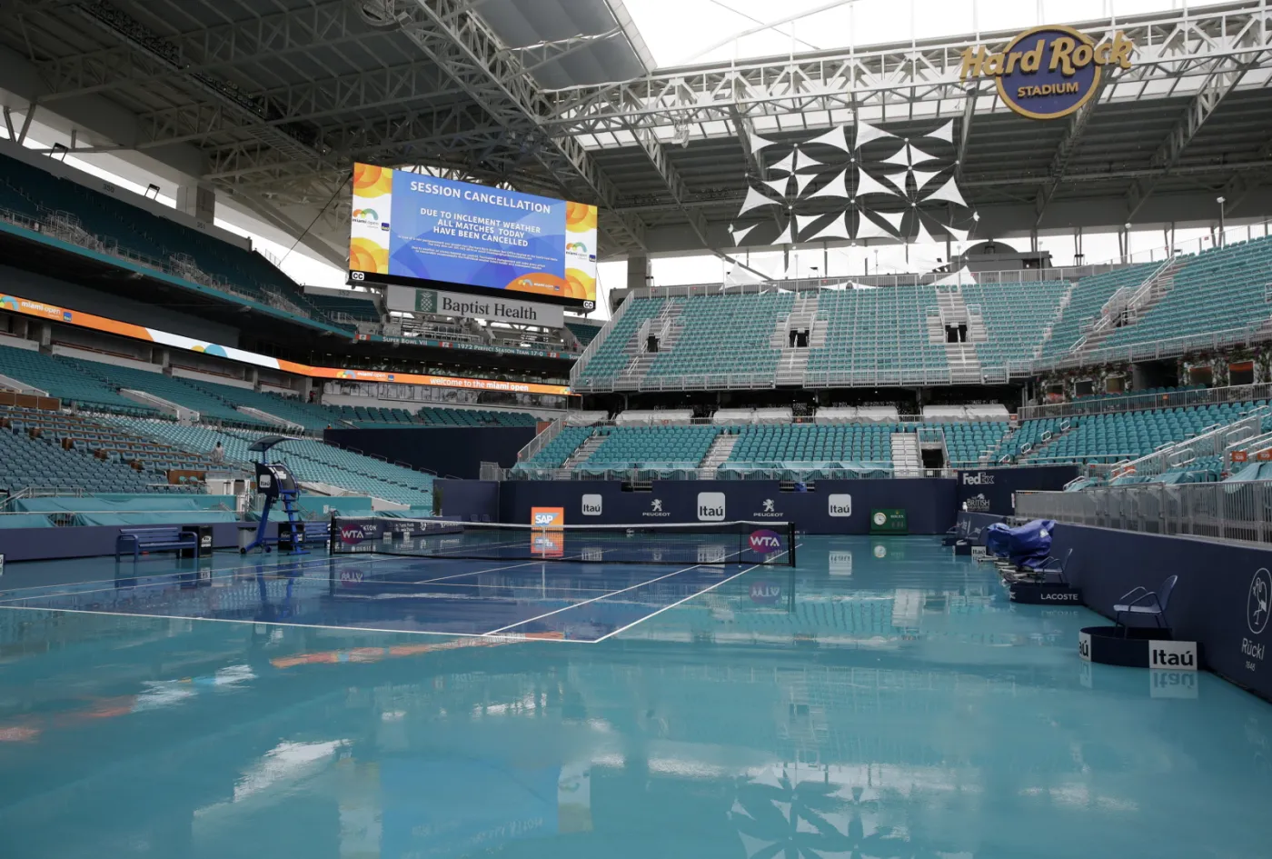 Zalane deszczem korty w Miami