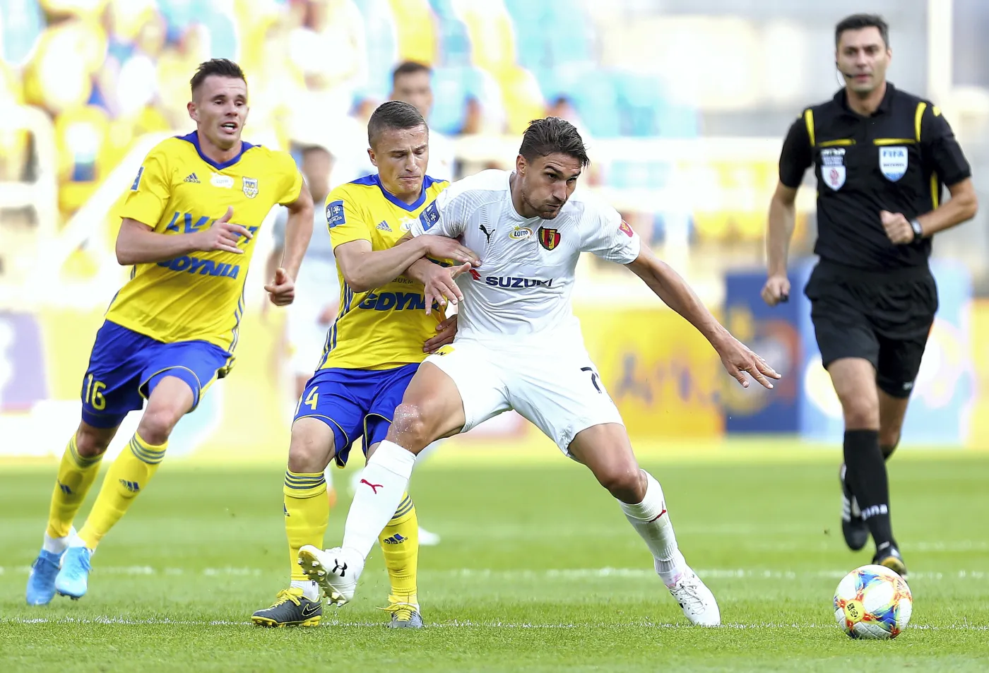 Piłkarze Arki Gdynia Adam Deja (L) i Michał Nalepa (2L) oraz Michal Papadopulos (2P) z Korony Kielce i sędzia Krzysztof Jakubik (P) podczas meczu Ekstraklasy