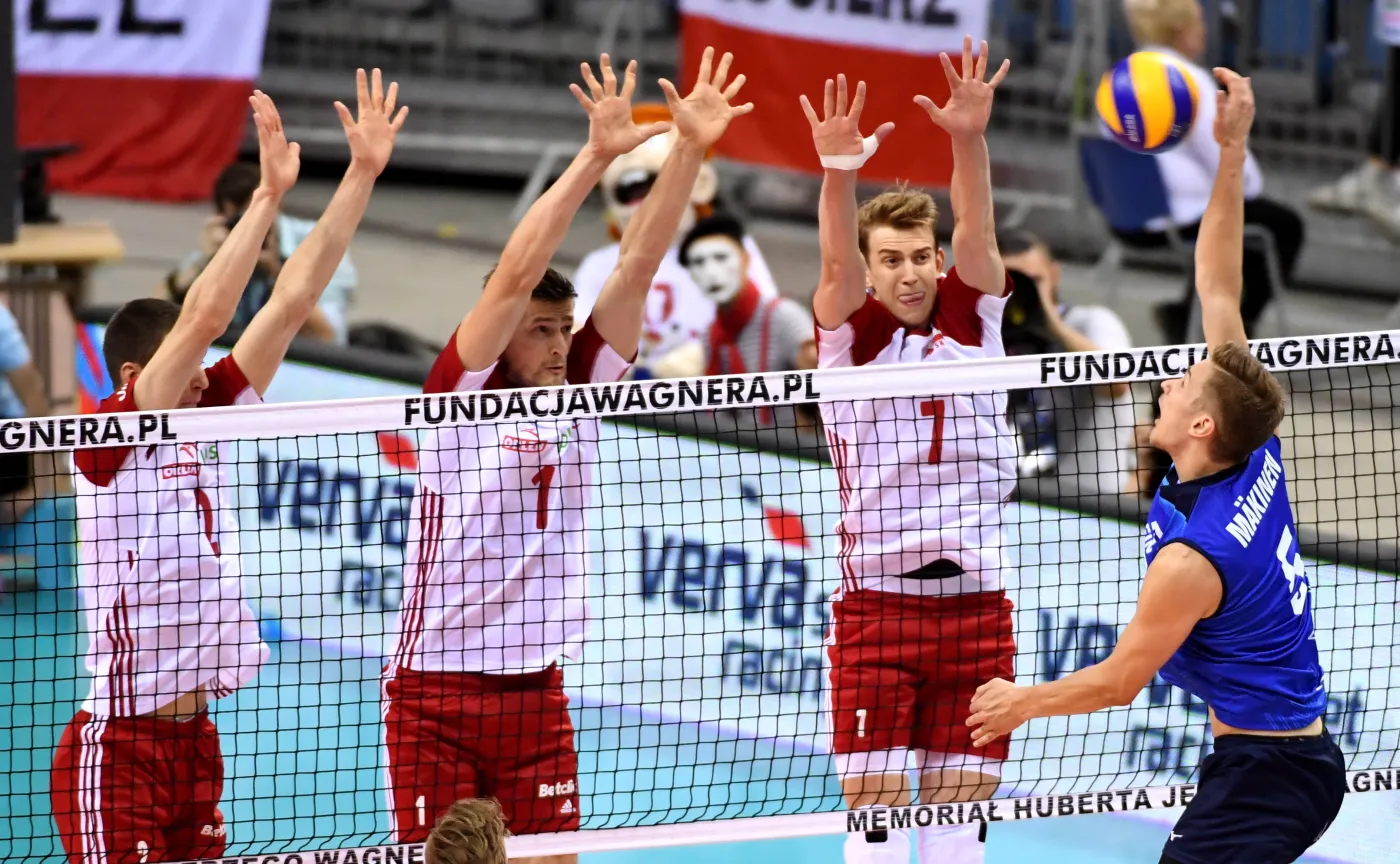 Maciej Muzaj (L), Piotr Nowakowski (2L) i Artur Szalpuk (2P) oraz Peetu Mäkinen (P)