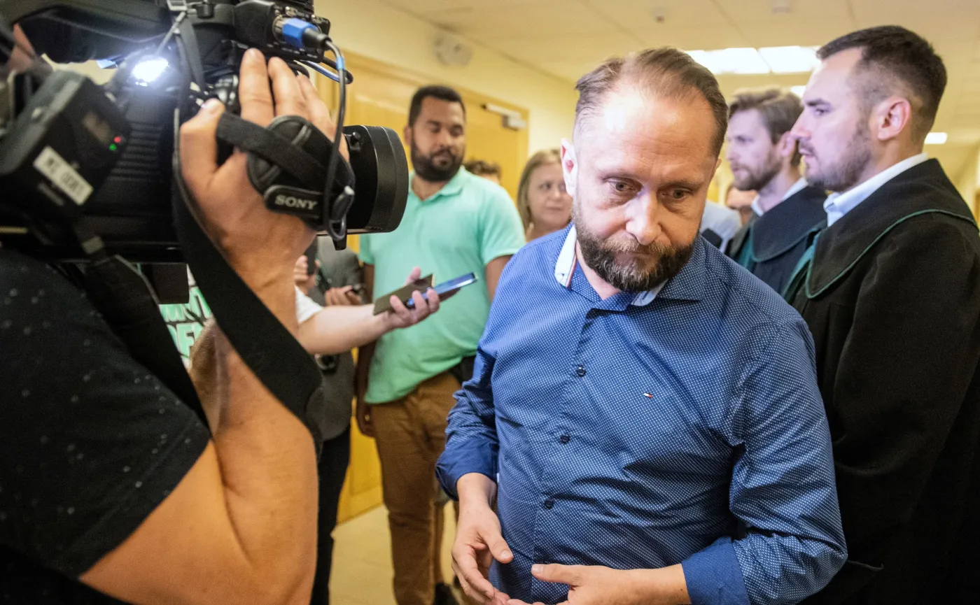 Kamil Durczok na korytarzu Sądu Rejonowego w Piotrkowie Trybunalskim