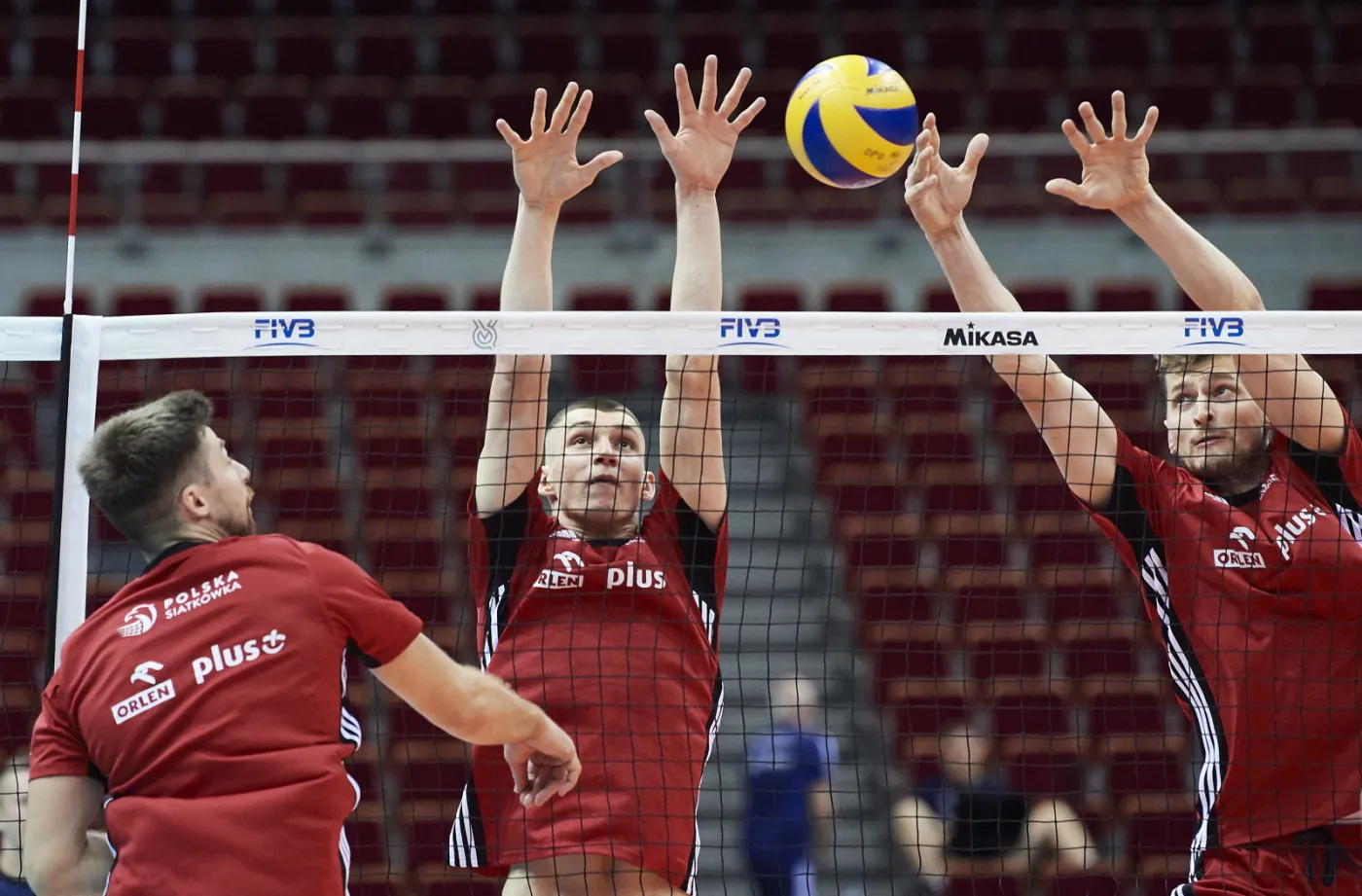 Siatkarze reprezentacji Polski (od lewej): Michał Kubiak, Maciej Muzaj i Piotr Nowakowski, podczas treningu kadry w Gdańku