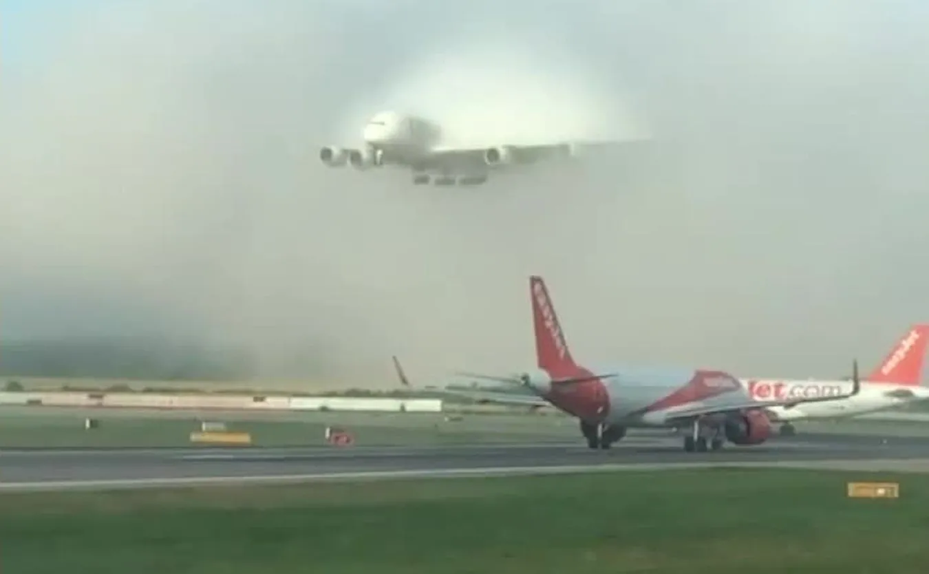 Samolot pojawił się znikąd. Wyjątkowe lądowanie na lotnisku Gatwick [WIDEO]