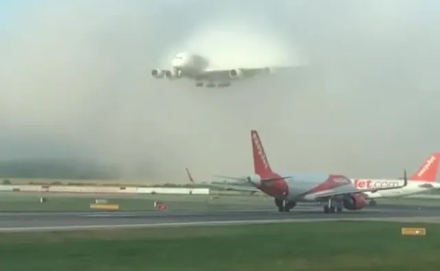 Samolot pojawił się znikąd. Wyjątkowe lądowanie na lotnisku Gatwick [WIDEO]