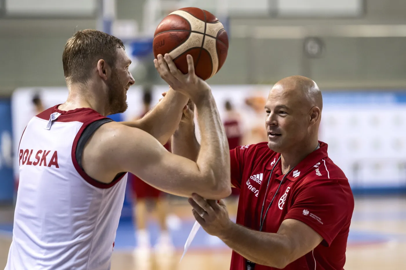 Szkoleniowiec Mike Taylor (P) i niski skrzydłowy Michał Sokołowski (L) na treningu podczas zgrupowania reprezentacji Polski koszykarzy