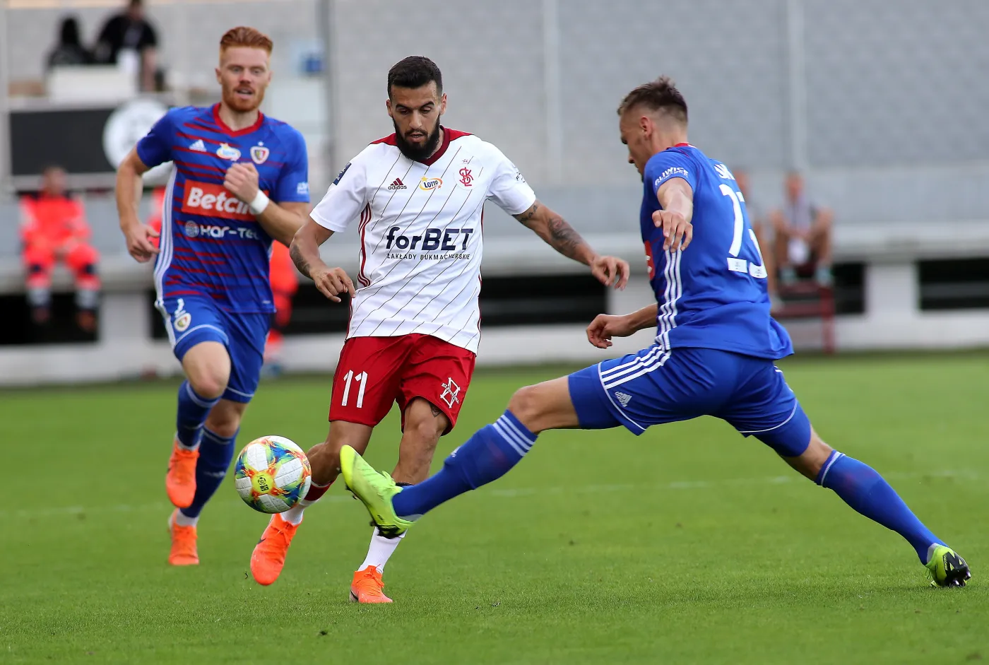 Piłkarz ŁKS Łódź Dani Ramirez (C) i Tomas Huk (P) z Piasta Gliwice podczas meczu Ekstraklasy