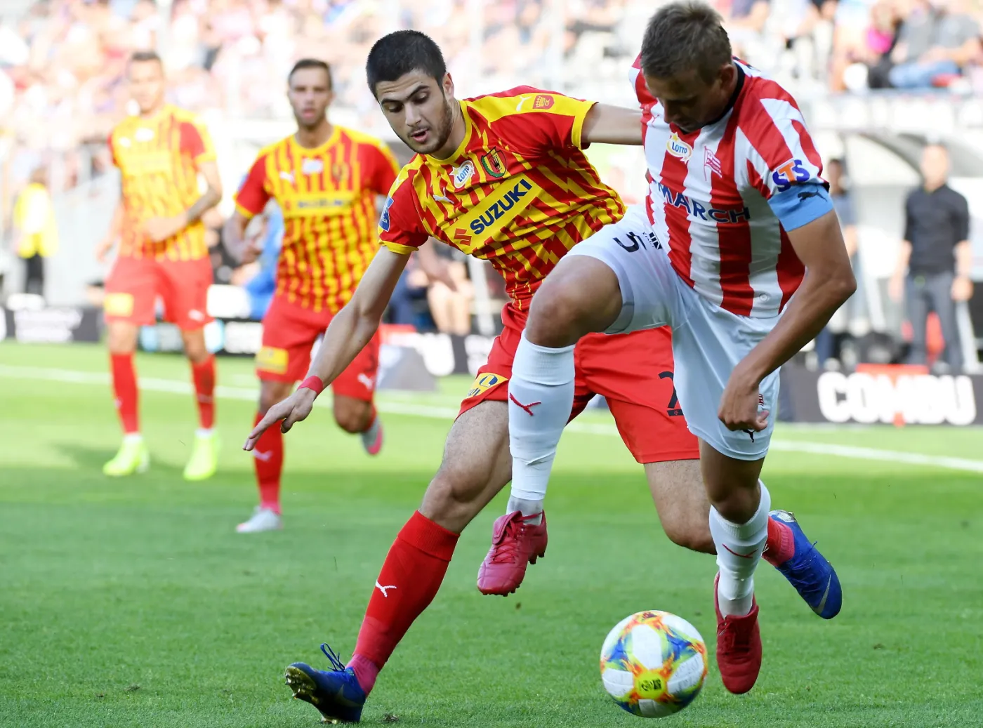 Piłkarz Cracovii Janusz Gol (P) i Wato Arweładze (L) z Korony Kielce podczas meczu Ekstraklasy