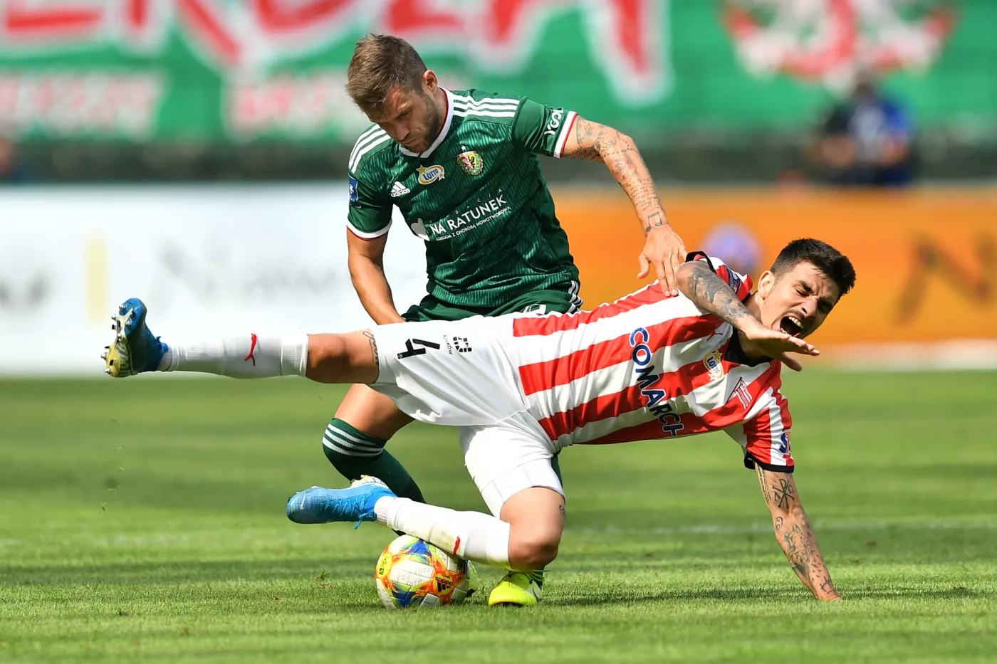 Zawodnik Śląska Wrocław Łukasz Broź (L) i Sergiu Hanca (P) z Cracovii podczas meczu 5. kolejki piłkarskiej Ekstraklasy