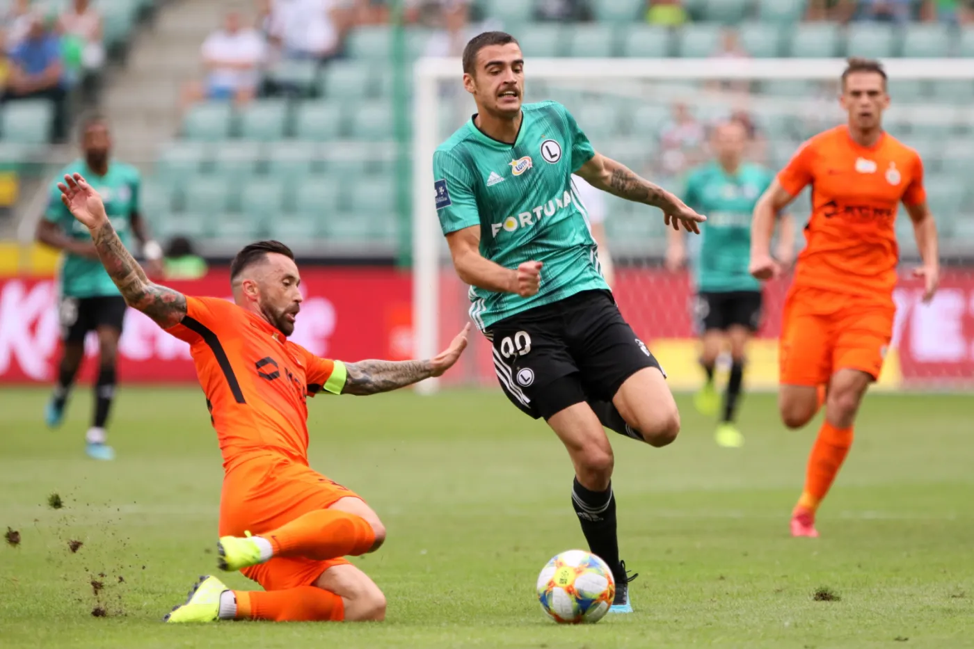 Zawodnik Legii Warszawa Sandro Kulenovic (P) i Lubomir Guldan (L) z KGHM Zagłębia Lubin, podczas meczu 5. kolejki piłkarskiej Ekstraklasy