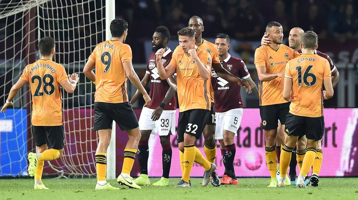 Radość piłkarzy Wolverhampton po wygranym meczu z Torino 2:3