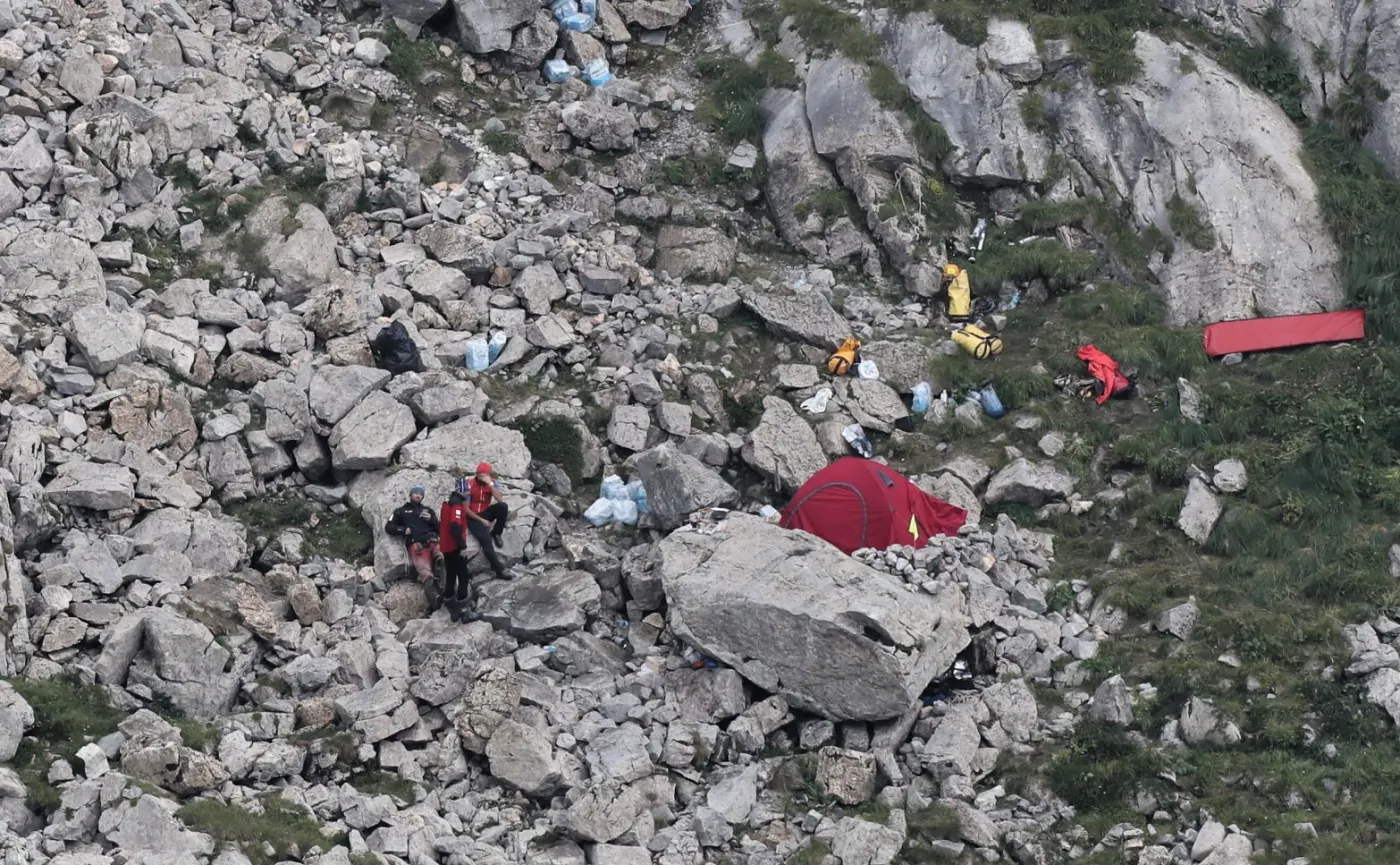 Ratownicy TOPR przed Jaskinią Wielką Śnieżną w Tatrach