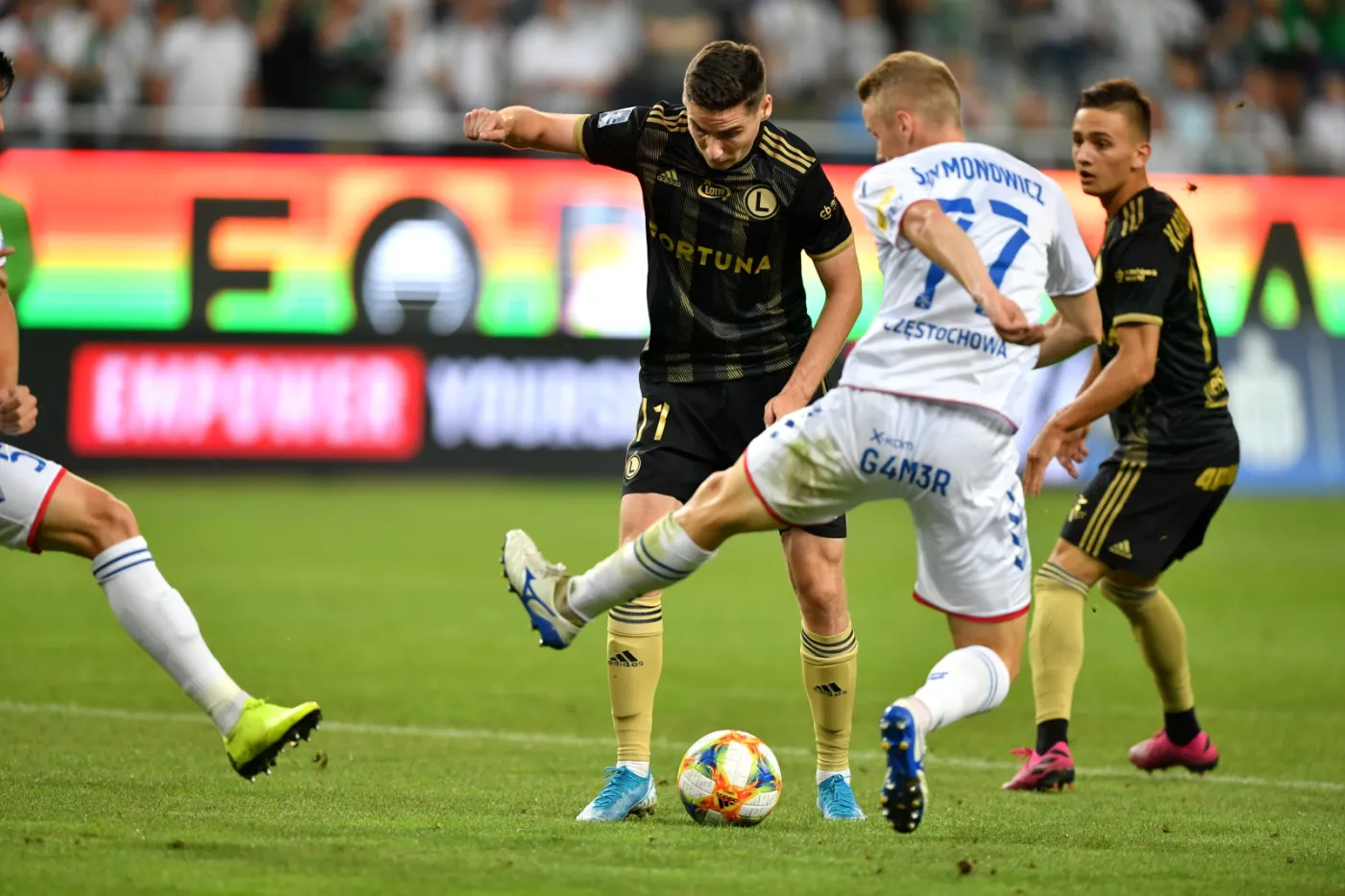 Piłkarz Legii Warszawa Jarosław Niezgoda (L) i Dawid Szymonowicz (C) z Rakowa Częstochowa podczas meczu Ekstraklasy