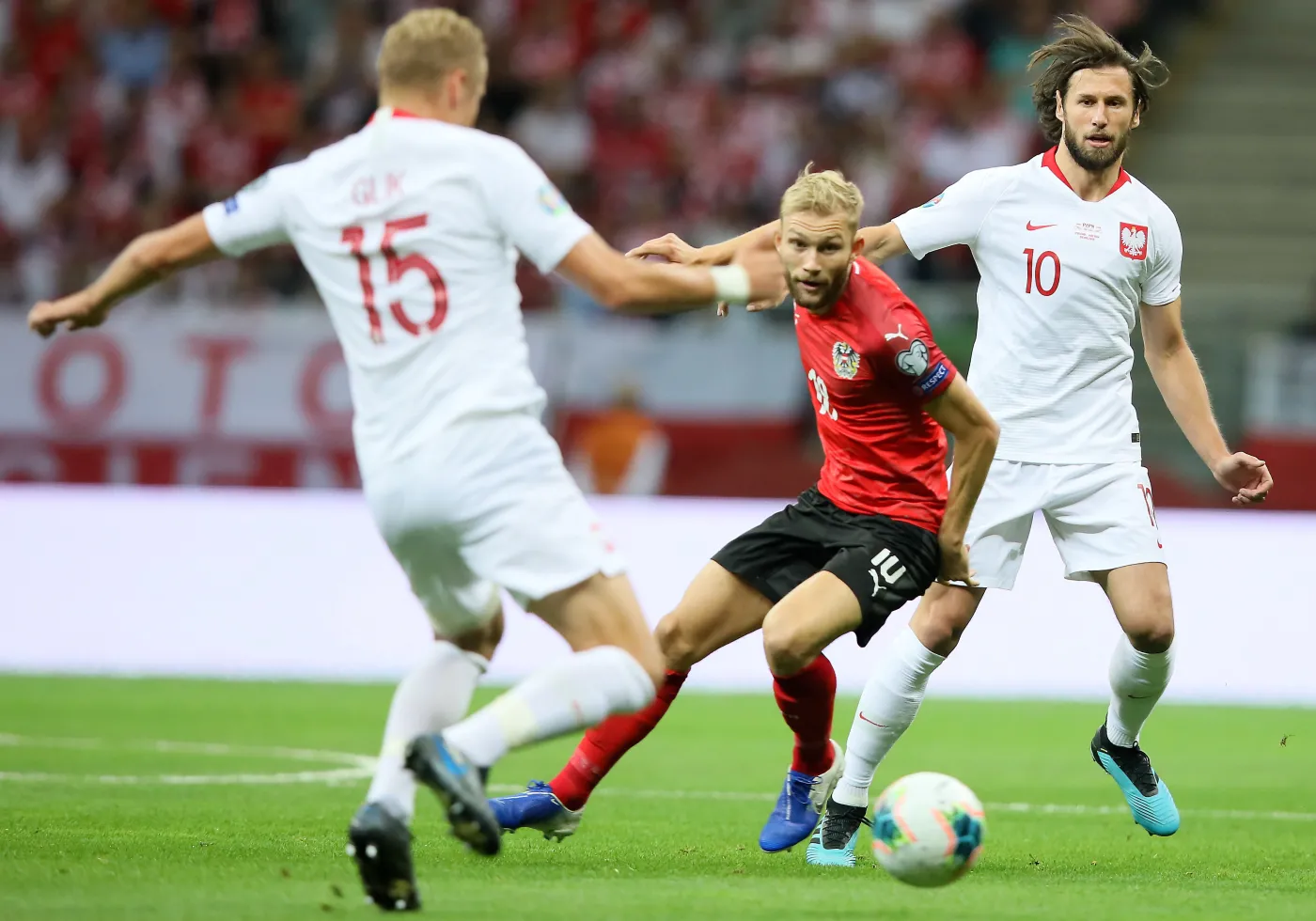 Polacy Kamil Glik (L) i Grzegorz Krychowiak (P) oraz Konrad Laimer (C) z Austrii