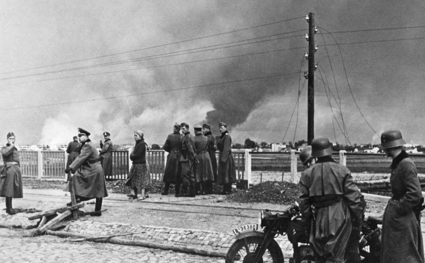 Niemieccy żołnierze obserwują bombardowaną Warszawę