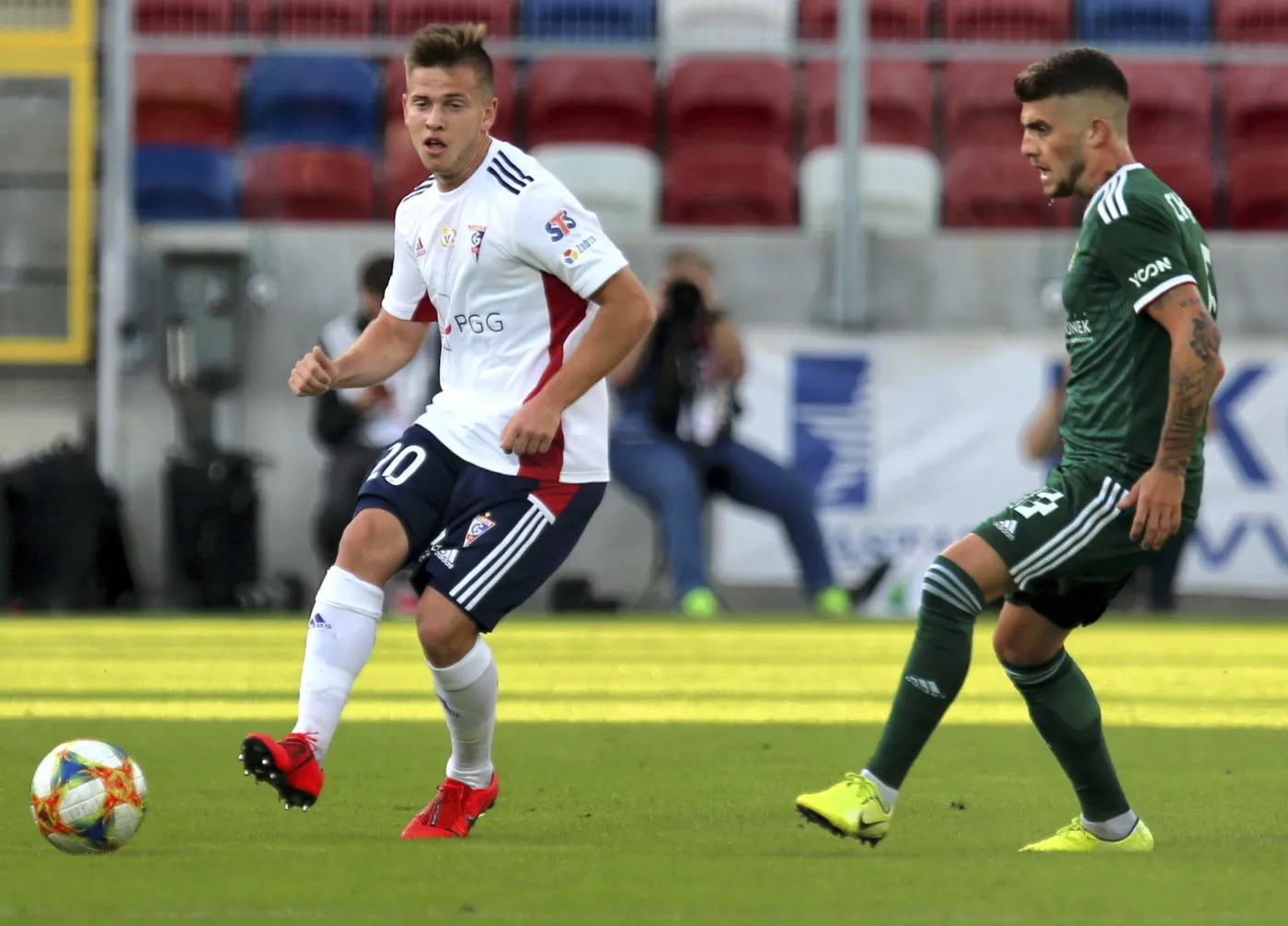 Piłkarz Górnika Zabrze Daniel Ściślak (P) i Michał Chrapek (L) ze Śląska Wrocław podczas meczu Ekstraklasy