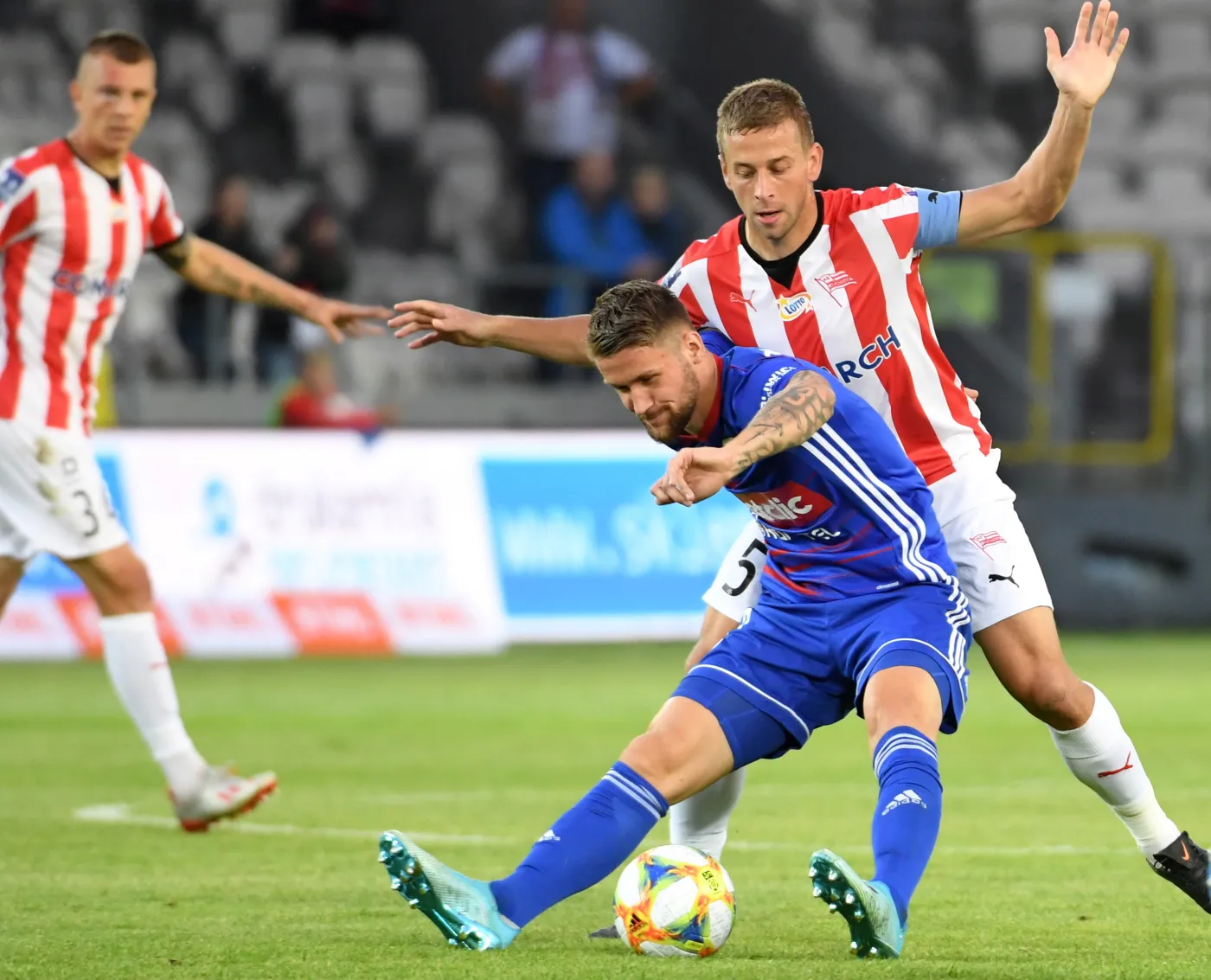 Zawodnik Cracovii Janusz Gol (P) i Piotr Parzyszek (L) z Piasta Gliwice podczas meczu piłkarskiej Ekstraklasy