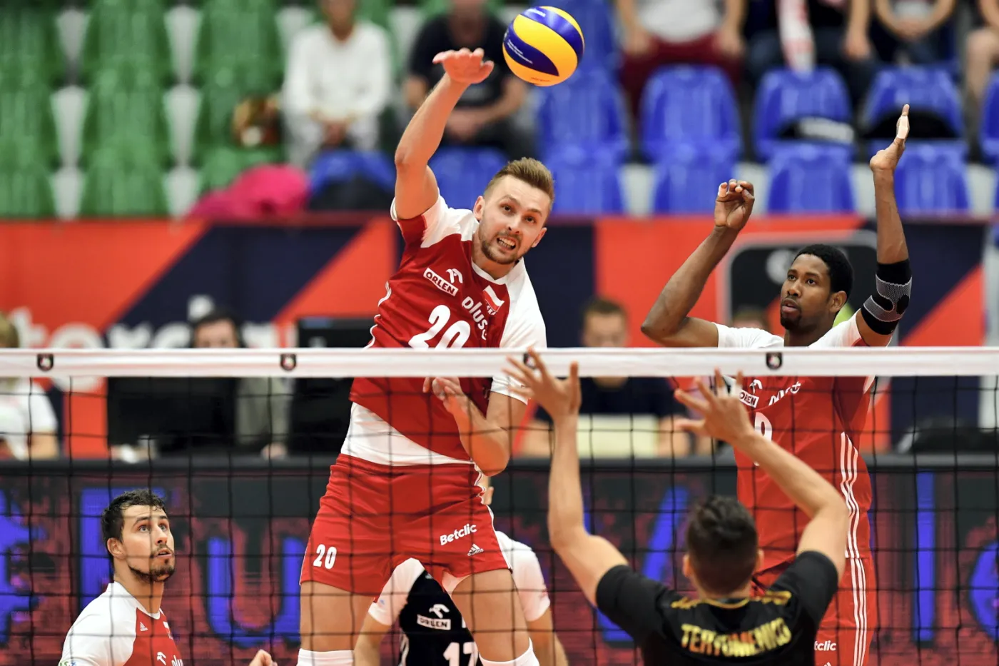 Polacy Fabian Drzyzga (L), Mateusz Bieniek (2L) i Wilfredo Leon (P) oraz Dmytro Teriomenko (2P) z Ukrainy podczas meczu grupy D na siatkarskich mistrzostwach Europy, w hali "Sporthallen Zuid" w Amsterdamie