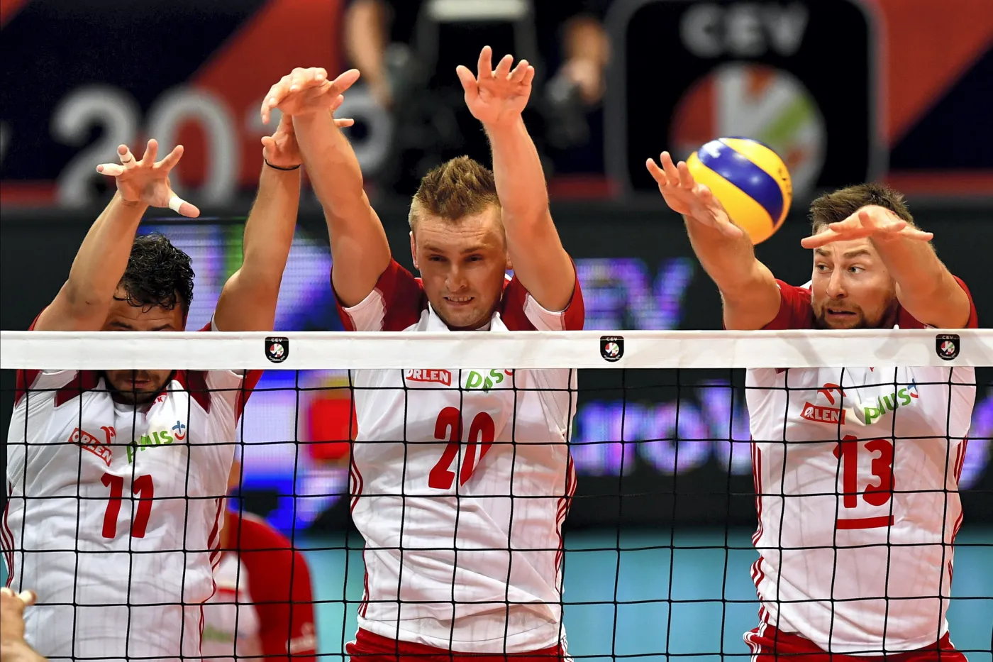 Polacy - od lewej: Fabian Drzyzga, Mateusz Bieniek i Michał Kubiak podczas meczu ćwierćfinałowego na siatkarskich mistrzostwach Europy z Niemcami