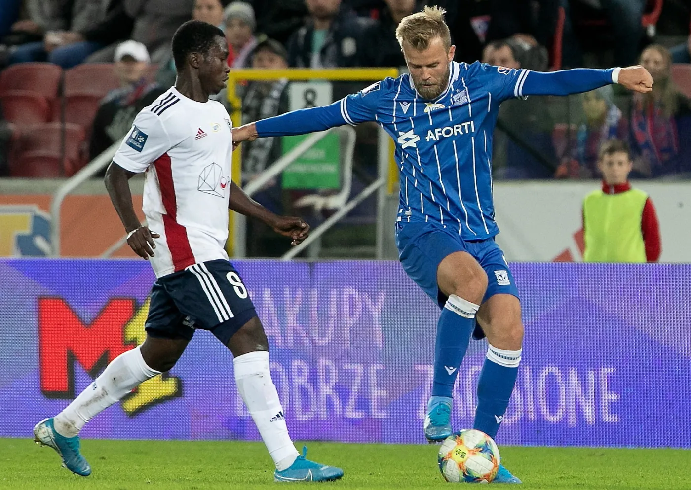 Piłkarz Górnika Zabrze Alasana Manneh (L) i Christian Gytkjaer (P) z Lecha Poznań