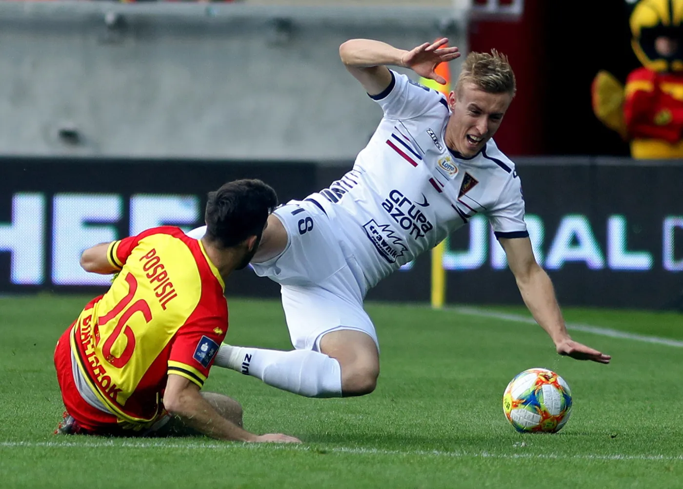 Piłkarz Jagiellonii Białystok Martin Pospisil (L) i Adam Buksa (P) z Pogoni Szczecin podczas meczu Ekstraklasy