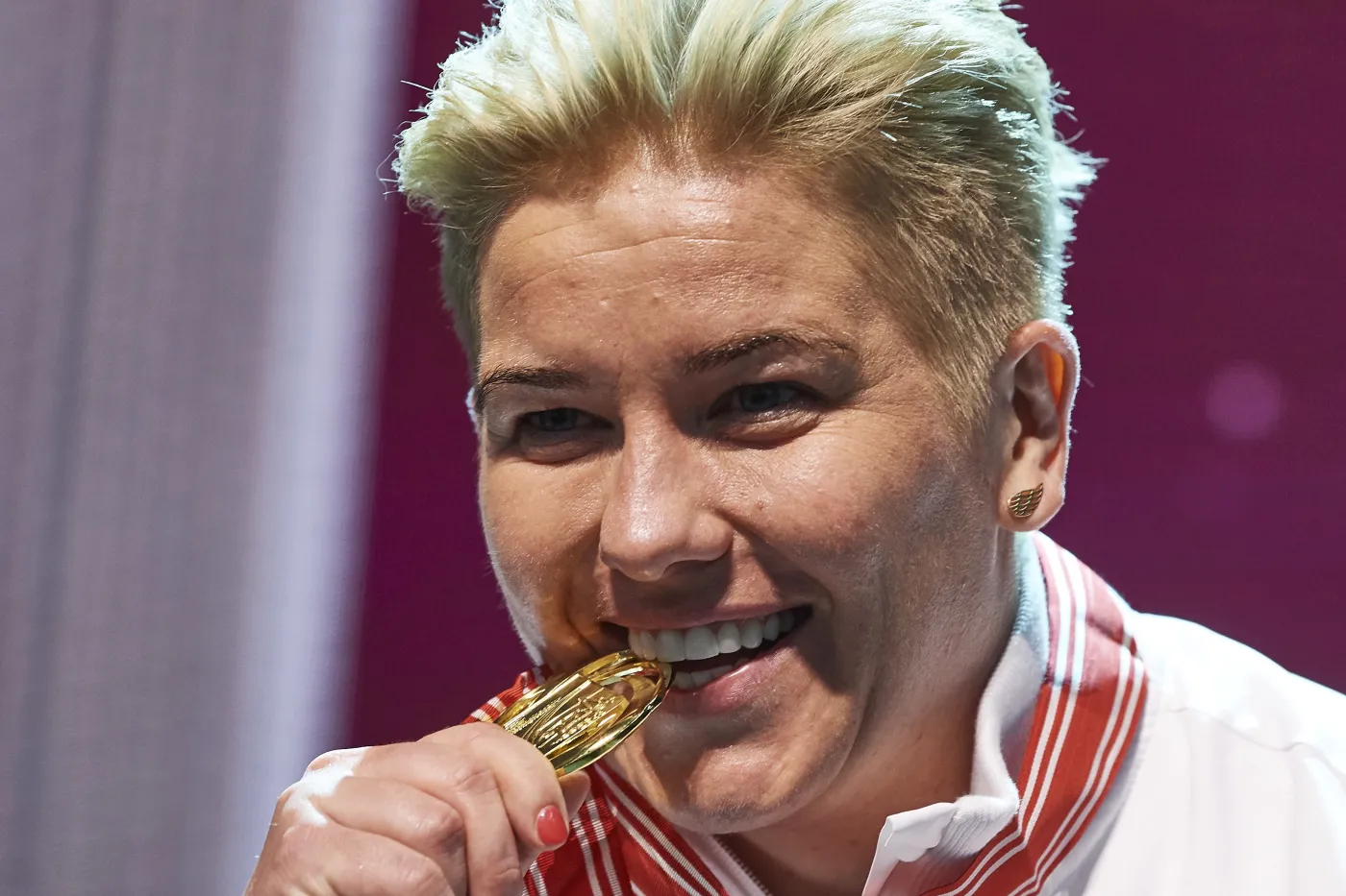 Anita Włodarczyk odbiera złoty medal podczas lekkoatletycznych mistrzostw świata w Dausze