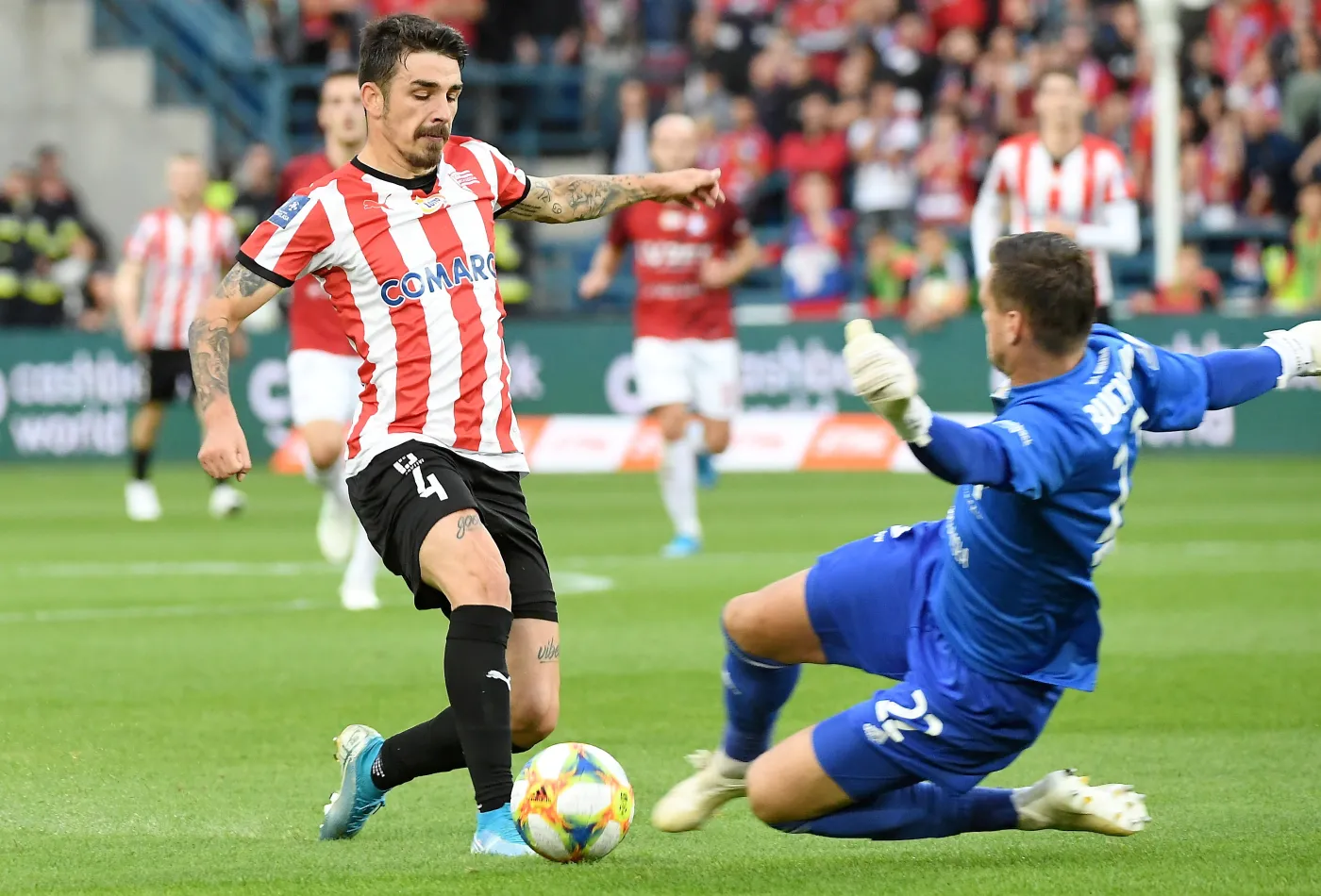 Piłkarz Cracovii Sergiu Hanca (L) i bramkarz Michał Buchalik (P) z Wisły Kraków podczas meczu Ekstraklasy