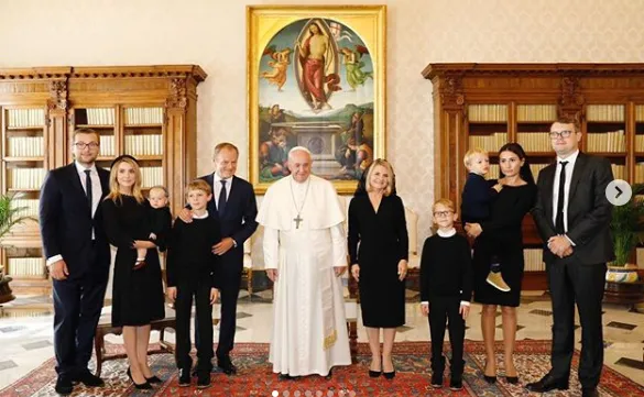 Donald Tusk pochwalił się zdjęciami z papieżem Franciszkiem. Przy okazji pokazał wnuczkę