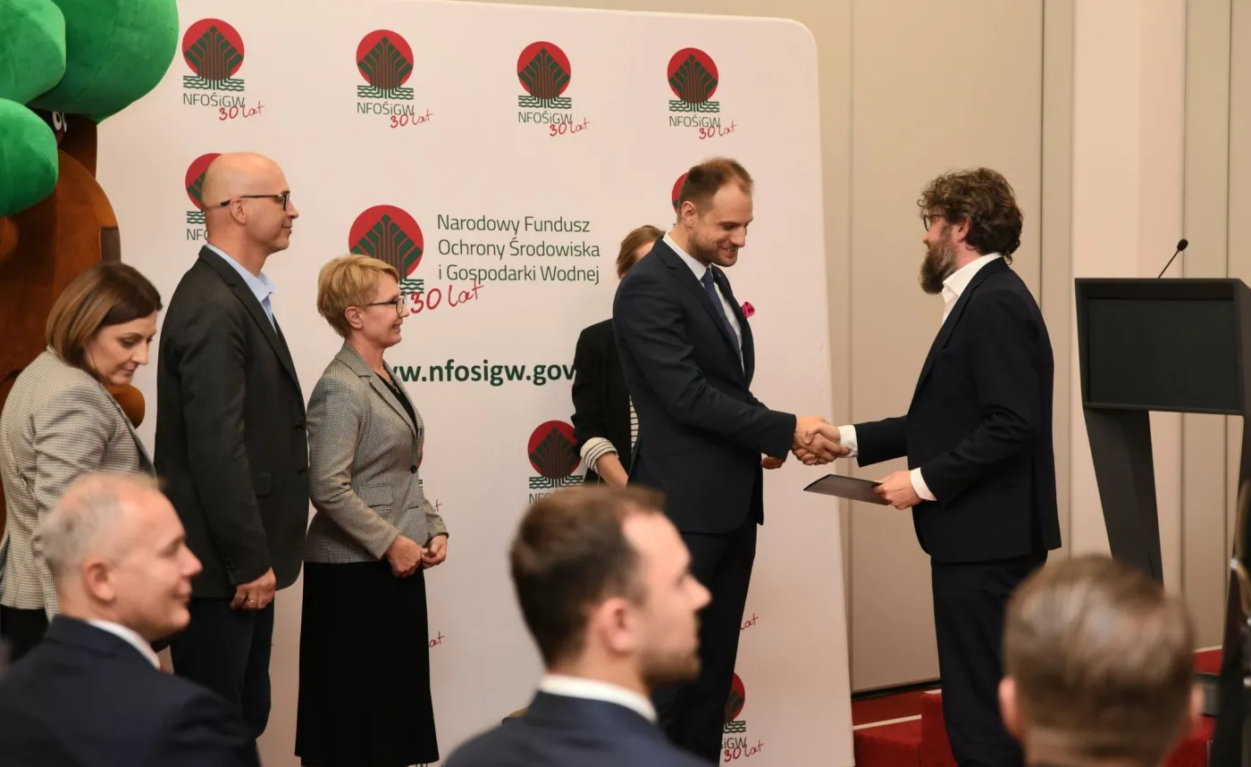 Jakub Pawłowski odbiera nagrodę (Fot. Ministerstwo Środowiska)