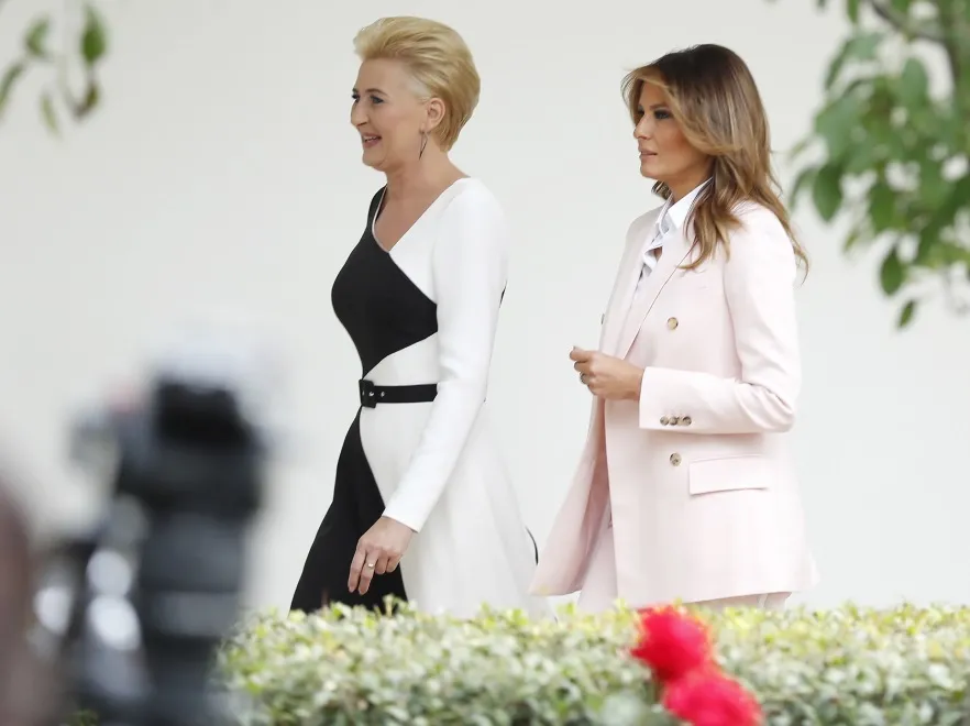 Idealna sylwetka nie wystarczyła. Na powitaniu w USA Agata Duda źle wyczuła klimat i nie zabłysnęła stylizacją. FOTO