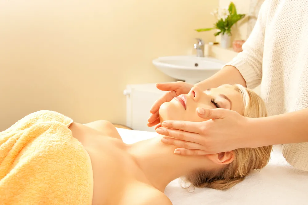 Kobieta w salonie kosmetycznym