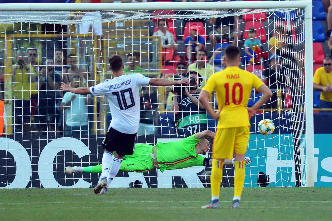 Niemcy w finale piłkarskich mistrzostw Europy do lat 21. Rumuni nie dali im rady