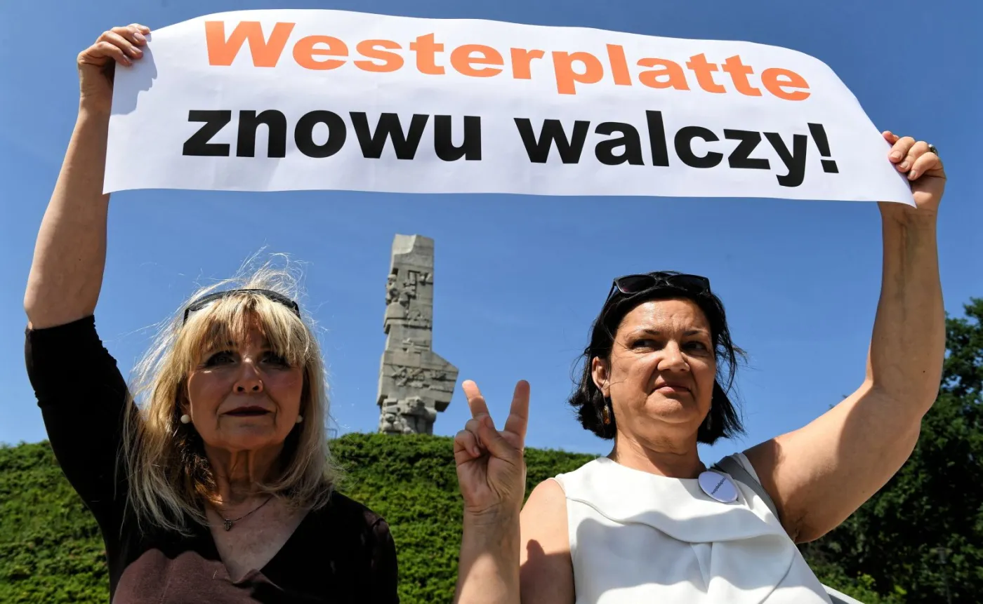 Uczestnicy manifestacji "Gdańsk broni Westerplatte" na Westerplatte w Gdańsku